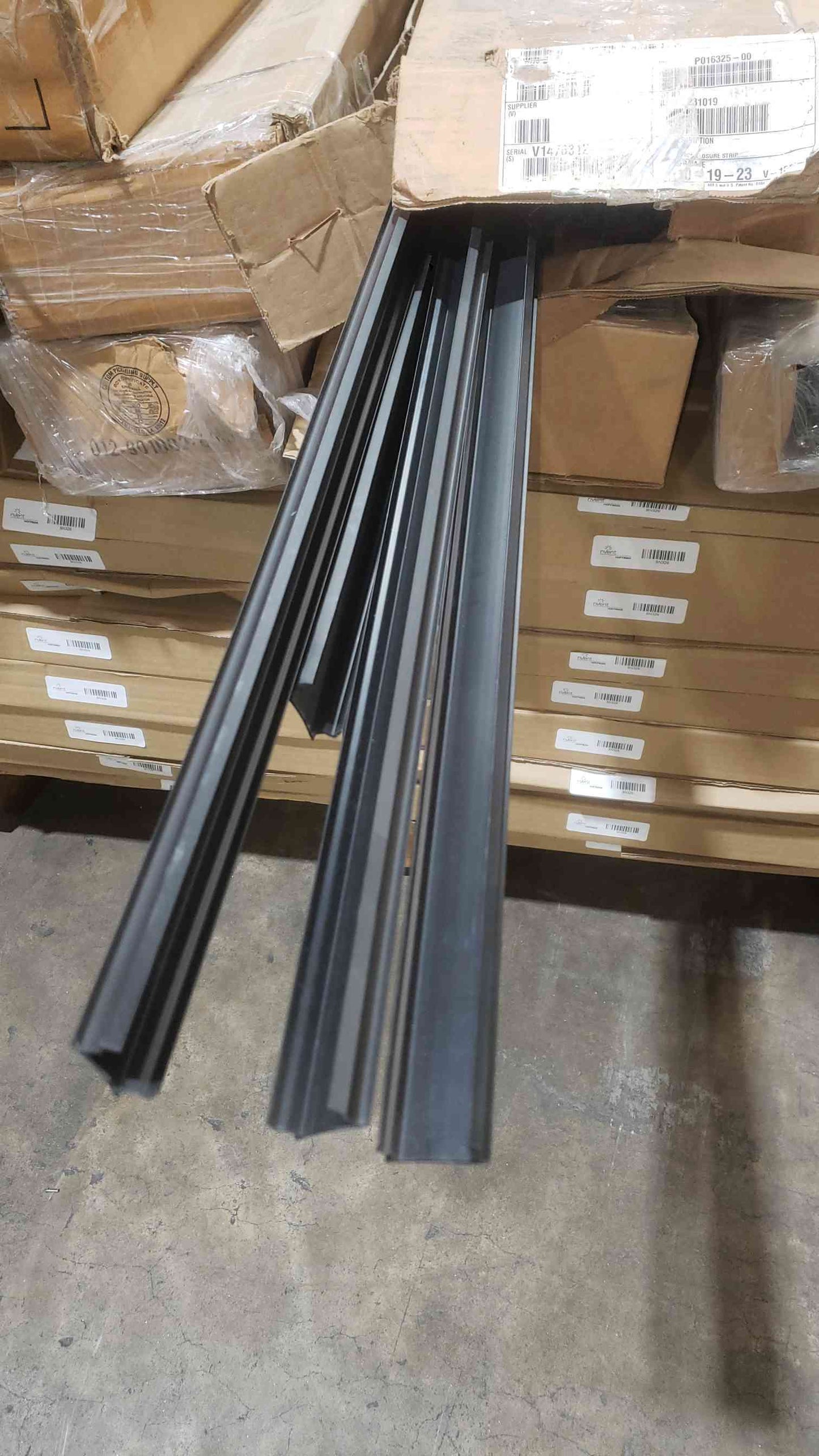 Mixed Lot Of 18 Ladder Racking Sections W/ Accessories (SKU: 113768)