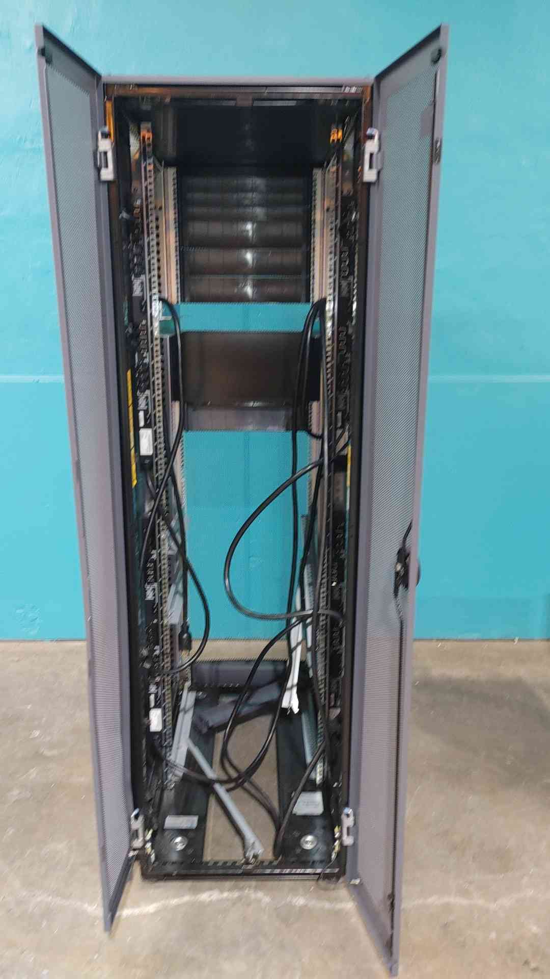 NetApp NetShelter NAC-0501 42U Server Rack Cabinet Enclosure 19" Data Center