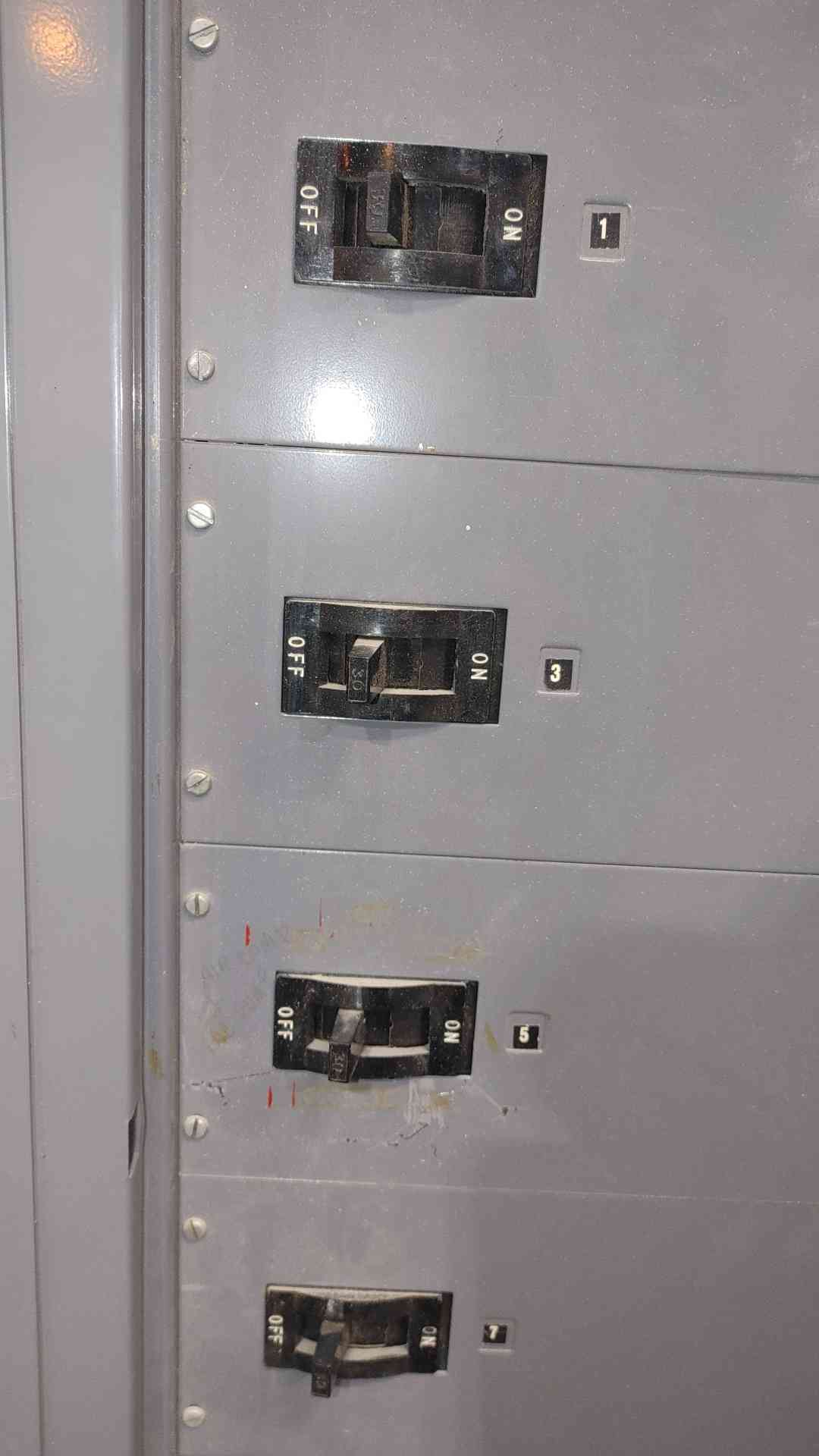 Square D NY1B 100A 480V 3 Phase 3 Wire Panelboard 8x 30A 3-Pole Breakers 100 Amp