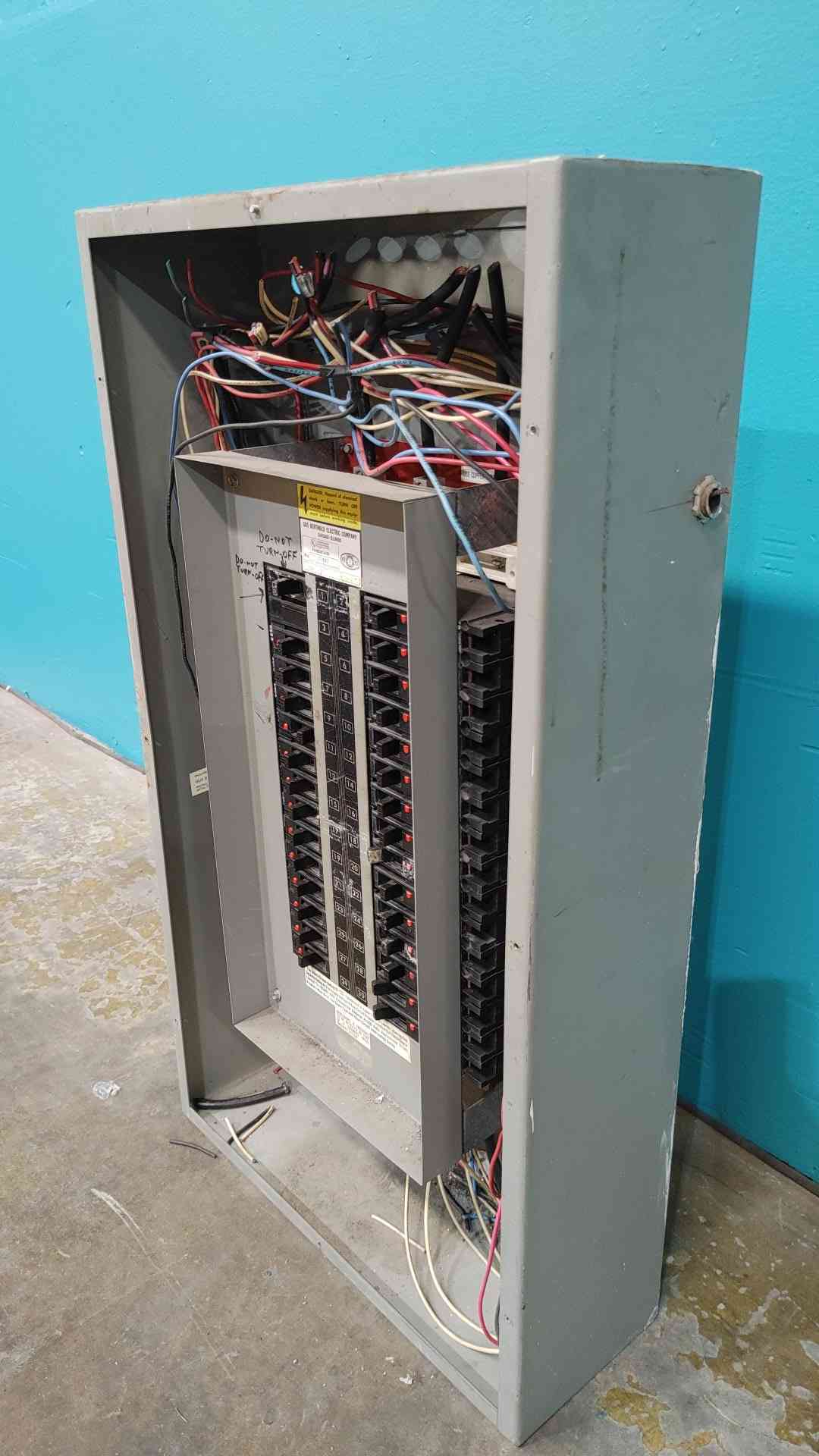 Cutler-Hammer 125A 277/480V 3PH 4W Panelboard Commercial Electrical Panel No Cover