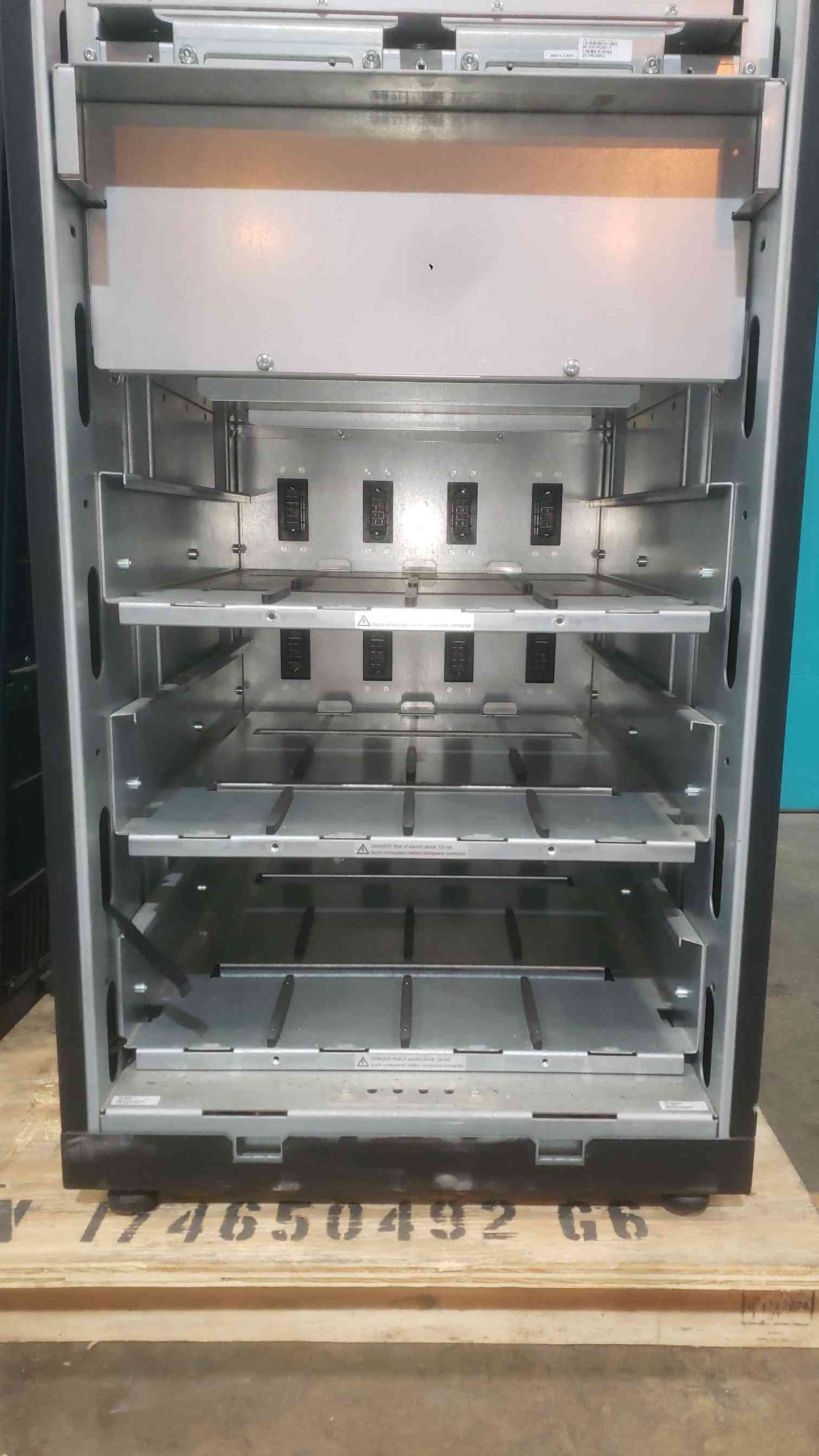 APC Smart-UPS VT 20kVA 3-Phase Power Tower Frame SUVTF20KB4F Empty Battery Bays