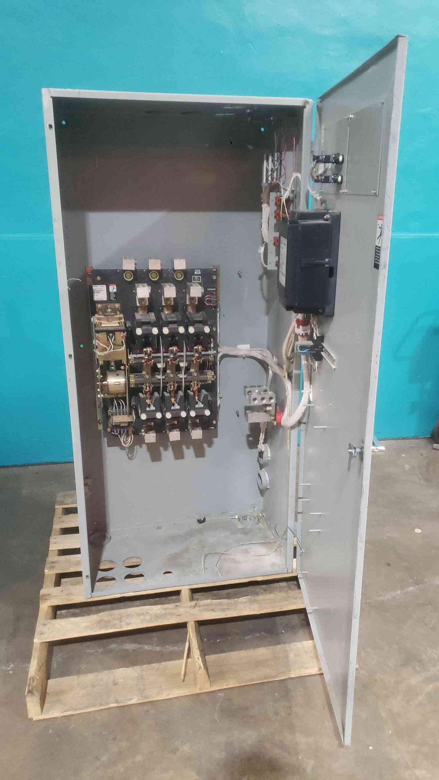 ASCO 7000 Series 600A Automatic Transfer Switch F7ATSA3600C5XC 208V 3PH ATS