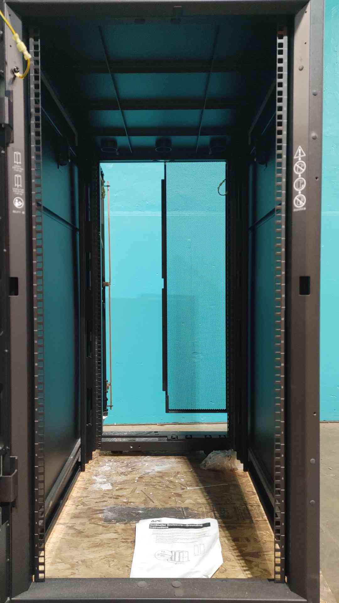 APC NetShelter SX 42U Server Rack Enclosure Cabinet E242296 Locking Doors