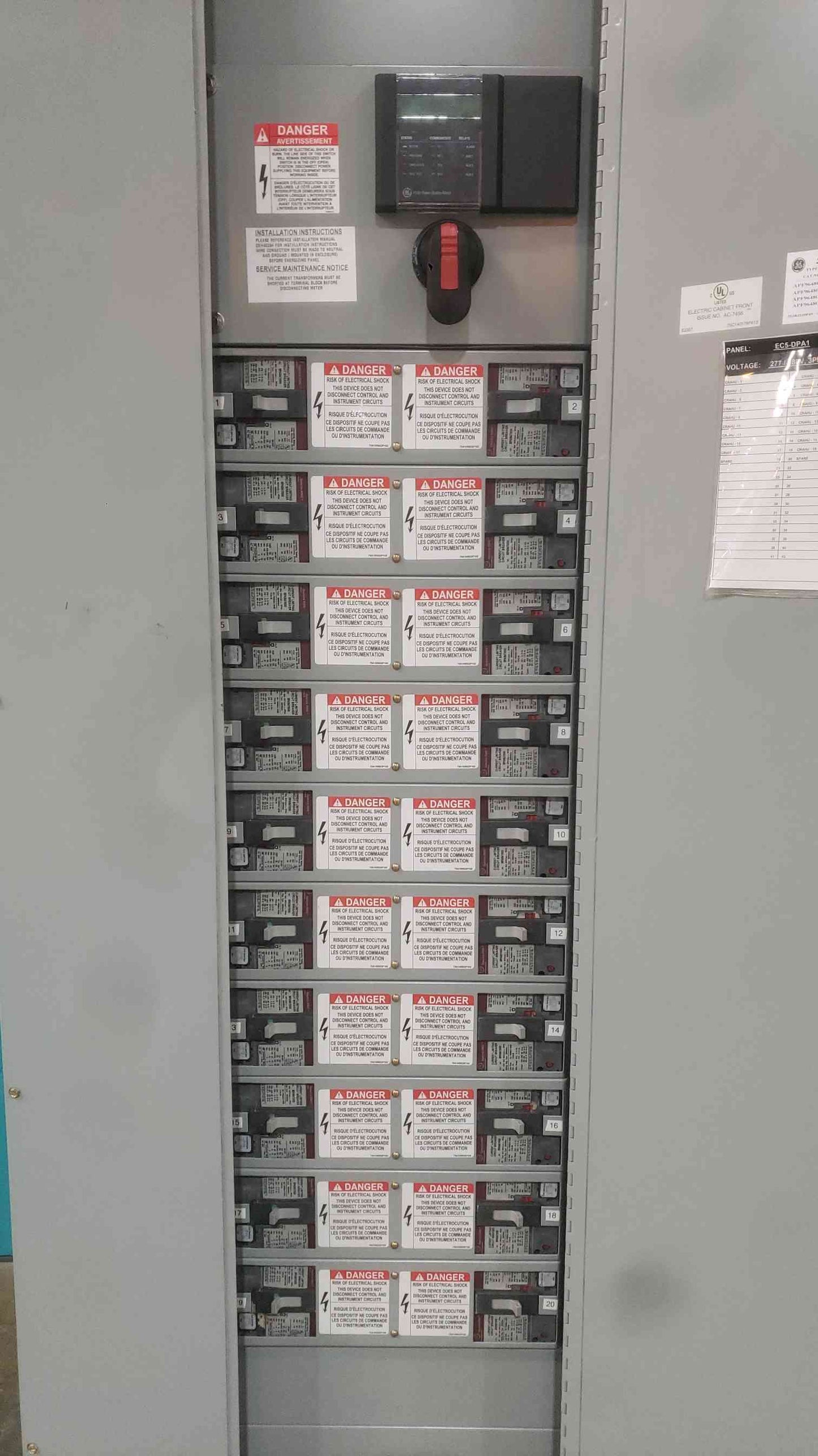 GE Spectra Series 600A 480V Panelboard w/ 20x SEPA36AT0030 30A 3-Pole Breakers