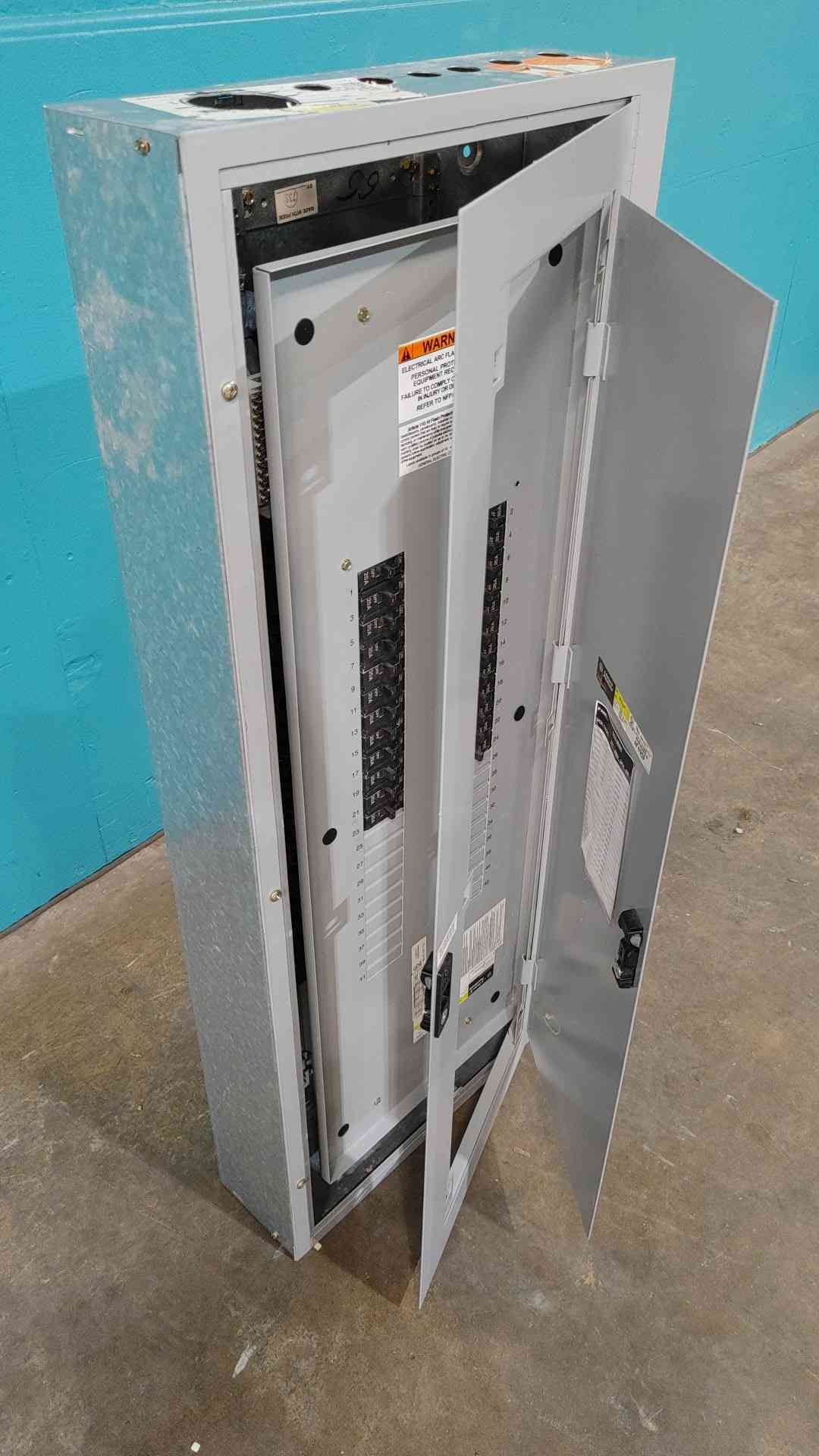 GE 3 Phase 480V 225A Panelboard Door in Door Load Center W/ 24x 20A Bolt Breakers