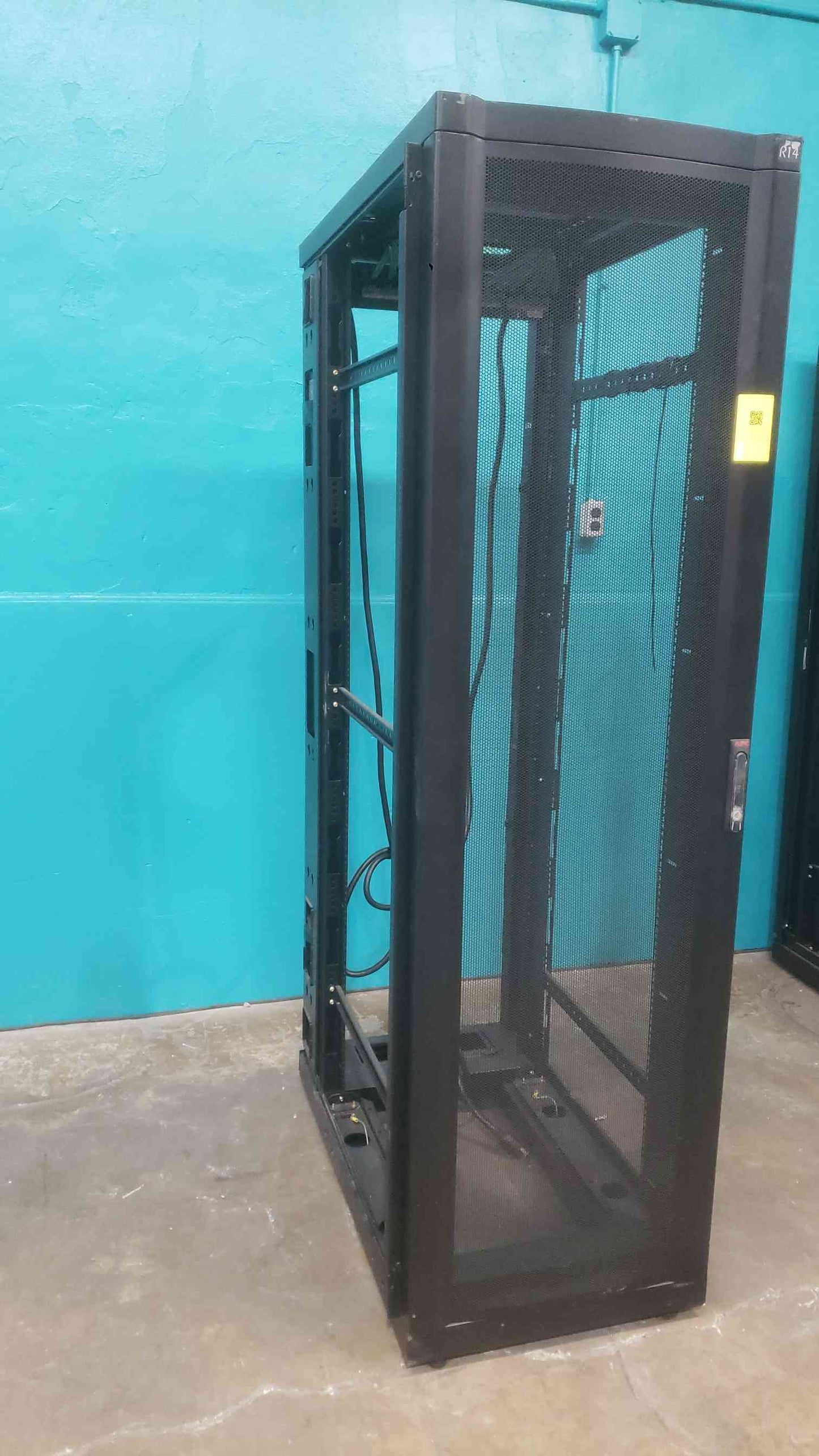 APC NetShelter VX 42U Server Rack Enclosure IT Cabinet 19" Black AR2101BLKX369