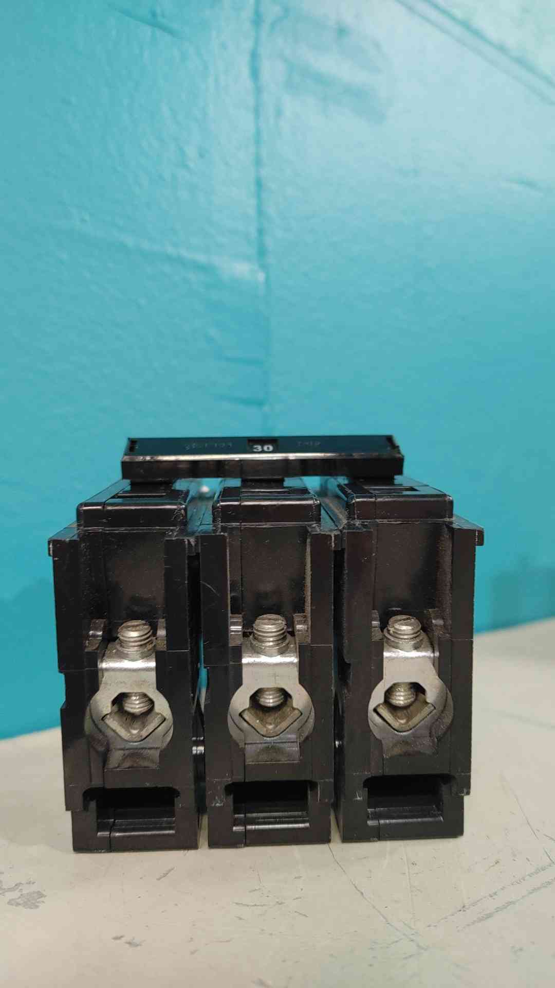 Eaton BAB3030H 30 Amp 3 Pole Bolt On Circuit Breaker Type BA Quicklag 30A 240V