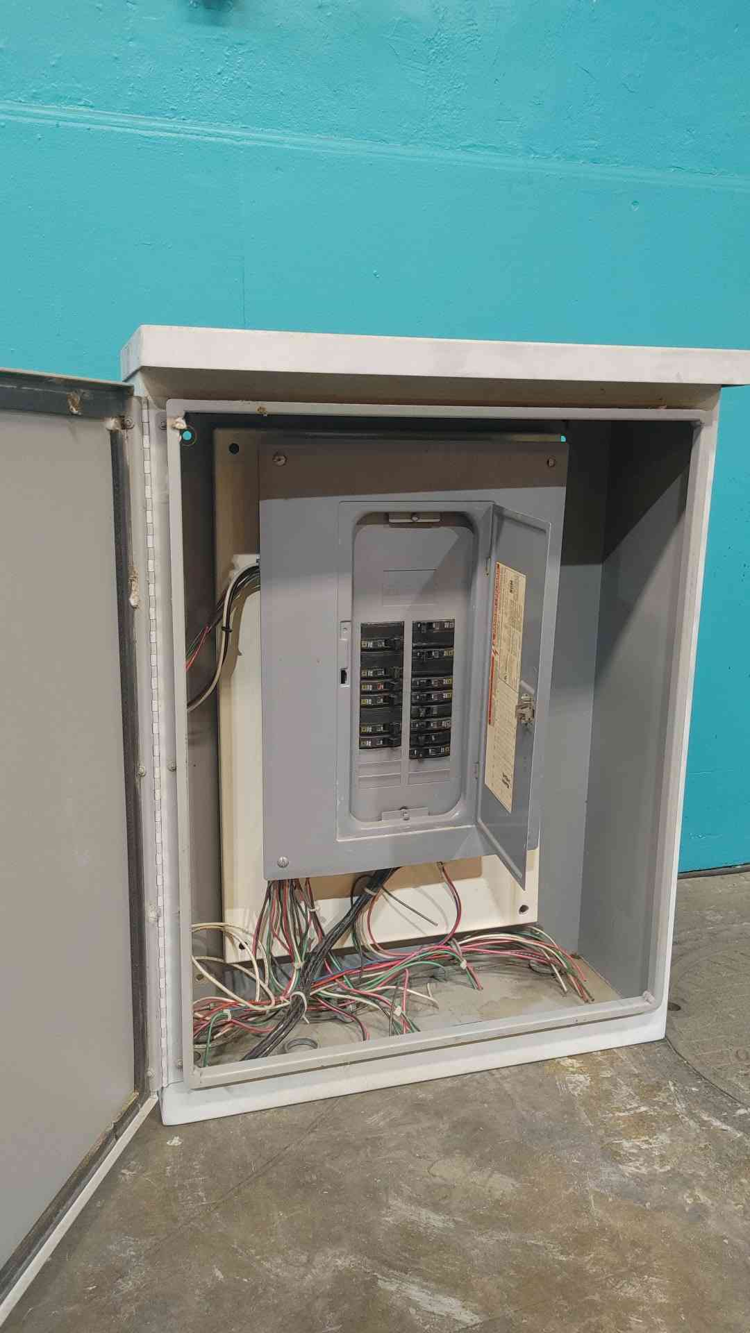 Square D QO 120/240V Load Center Breaker Panel In NEMA 3R Outdoor Steel Cabinet