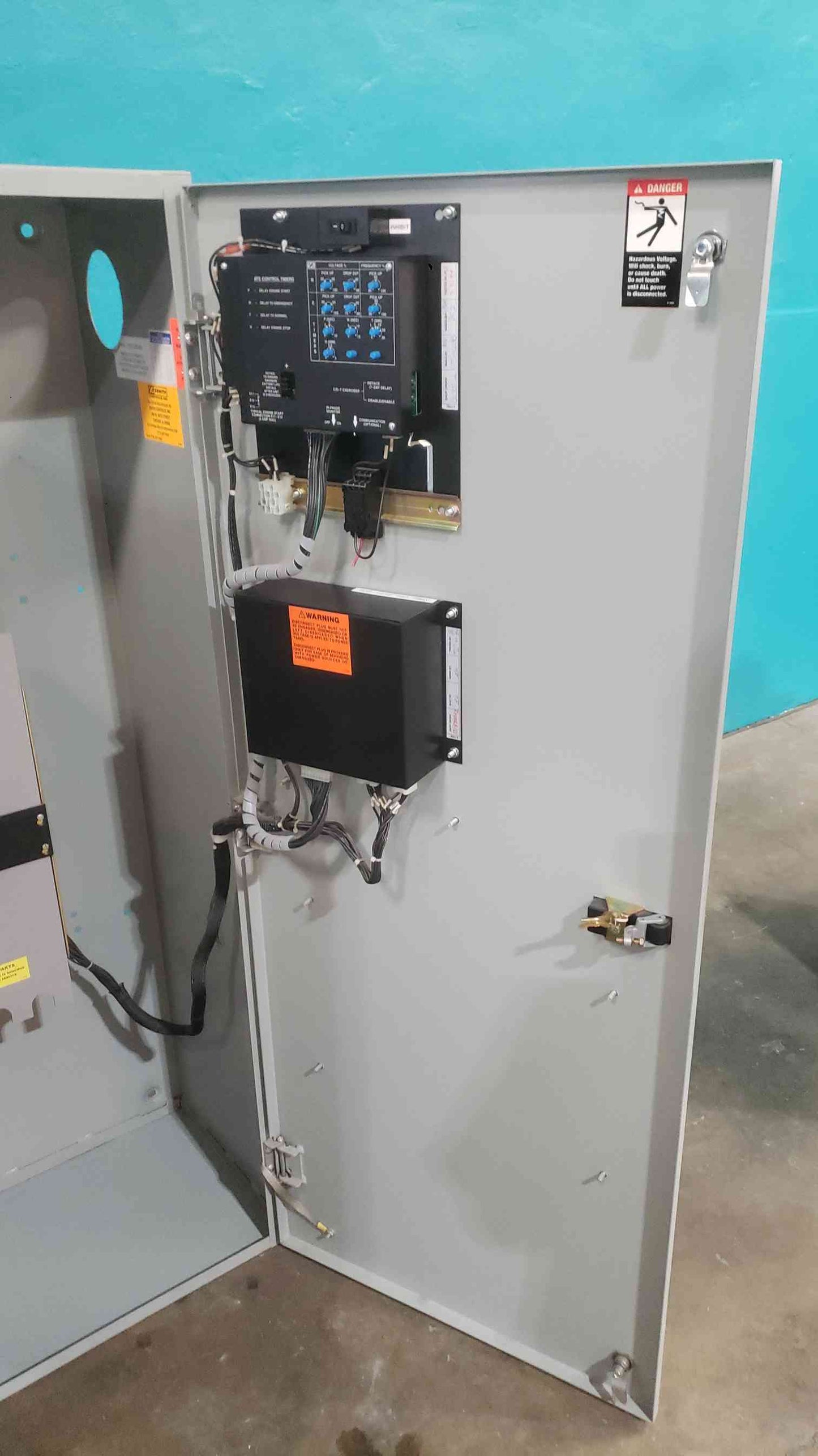 GE Zenith ZTG Series 400A 480V 3PH Automatic Transfer Switch ATS ZTGK40EC-7 (SKU: 112947)