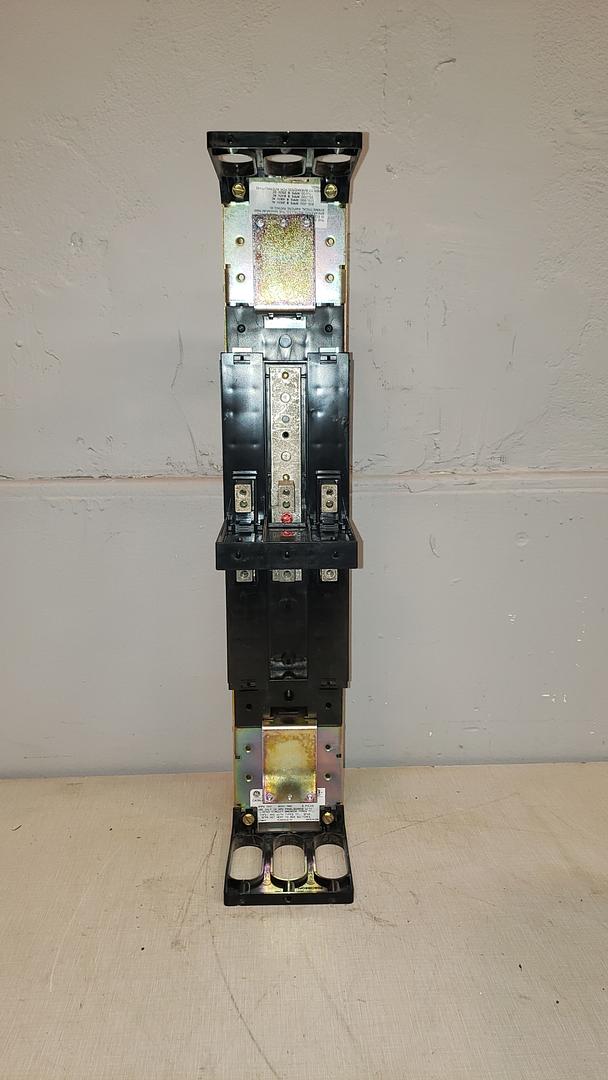 GE Spectra Series Circut Breaker Module Cradle AMC6FJ(S6LLST8647)