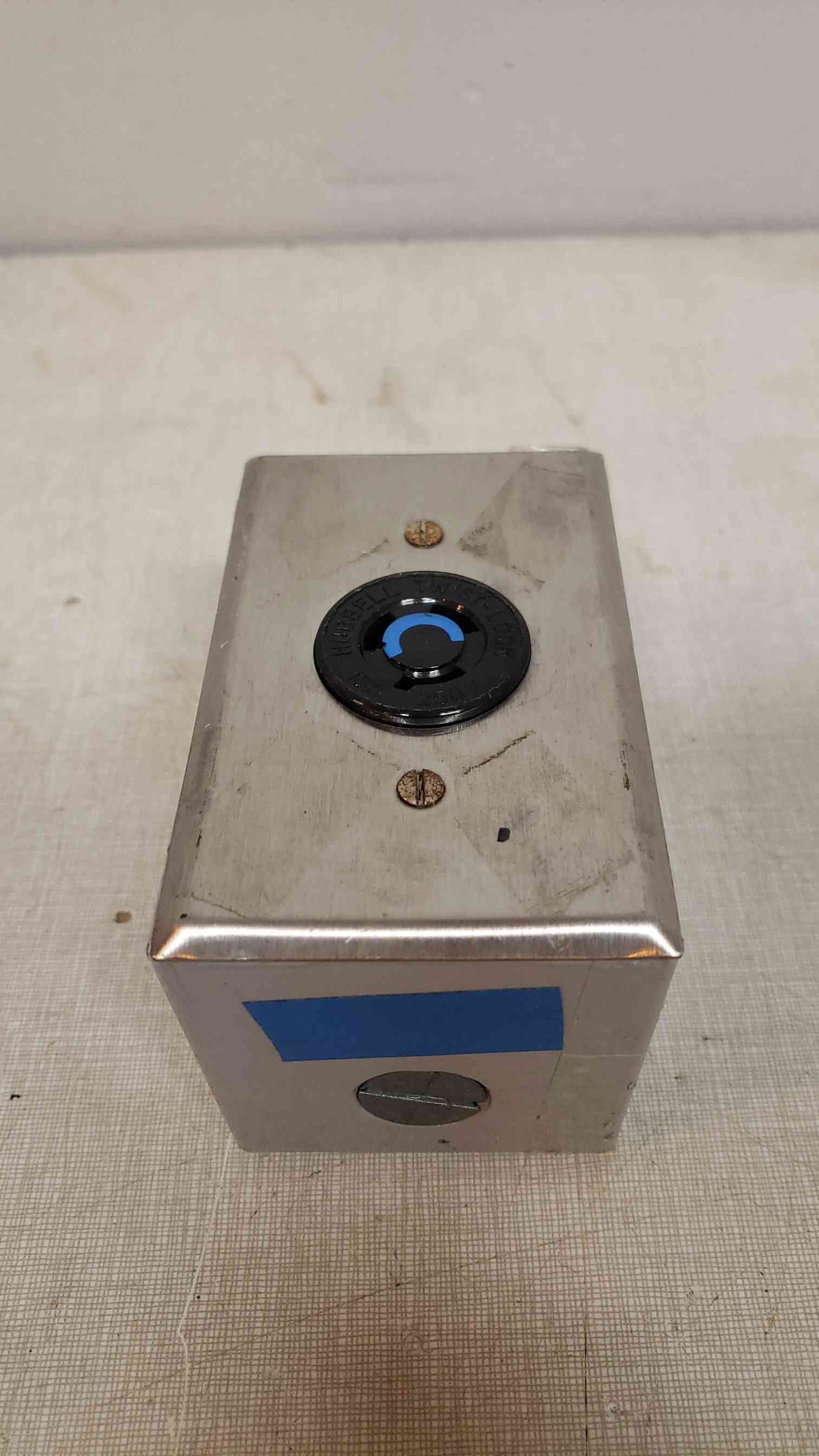 Lot of 5 Hubbell Twist Lock 15A 250V Plug-In Port L6-15R(103275)