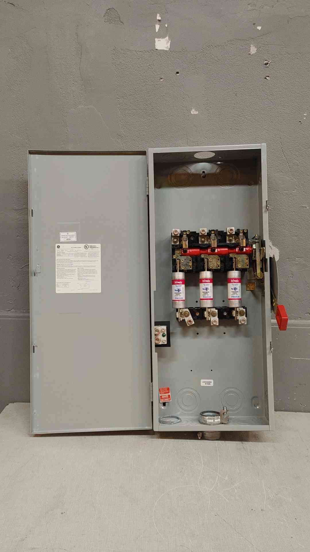 GE Heavy Duty Indoor Fusible Safety Switch 200A 240VAC TH4324(104043)