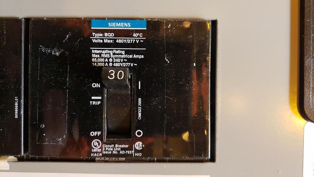 SIEMENS 250A Panelboard 480V, 277V, 3PH P1E18MC250A(S6LLST3621)