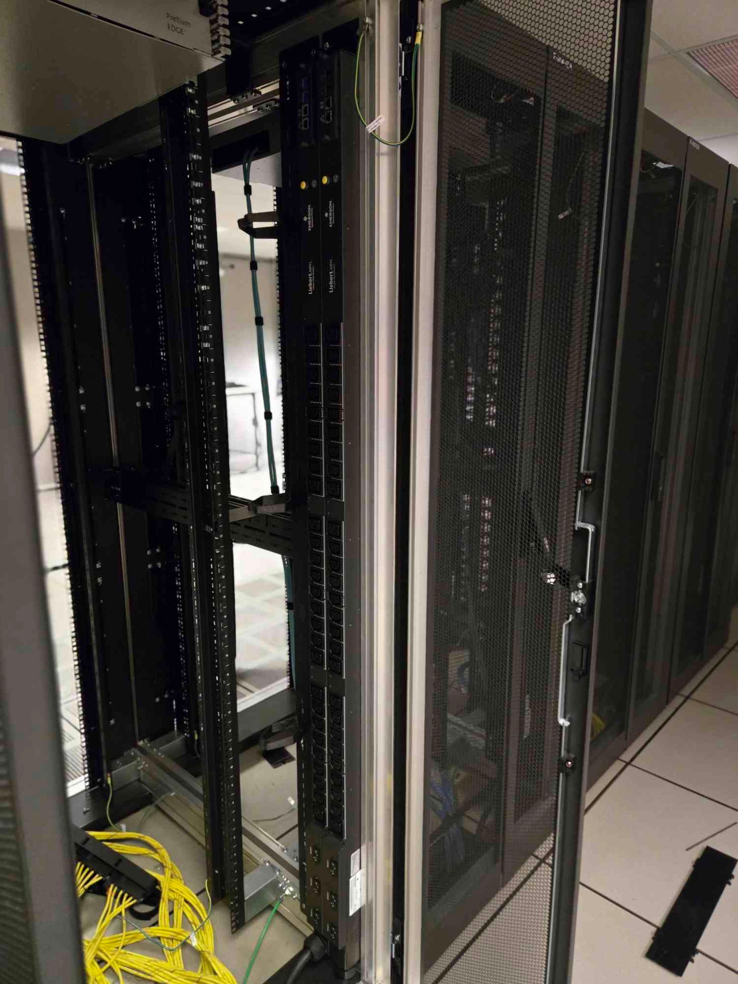 Emerson 42U Network Power Server Rack Data Cabinet 31" Deep