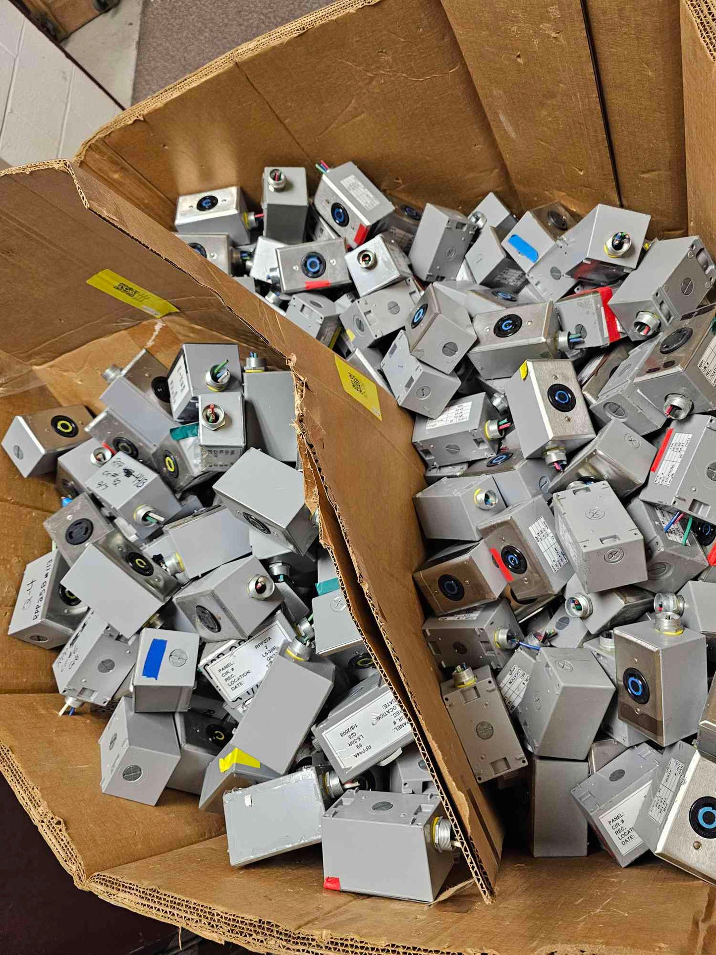 Outlet Bundle over 900 Hubbell, Levitron, Russellstoll Receptacles 120V, 250V, 600VSKU#111252