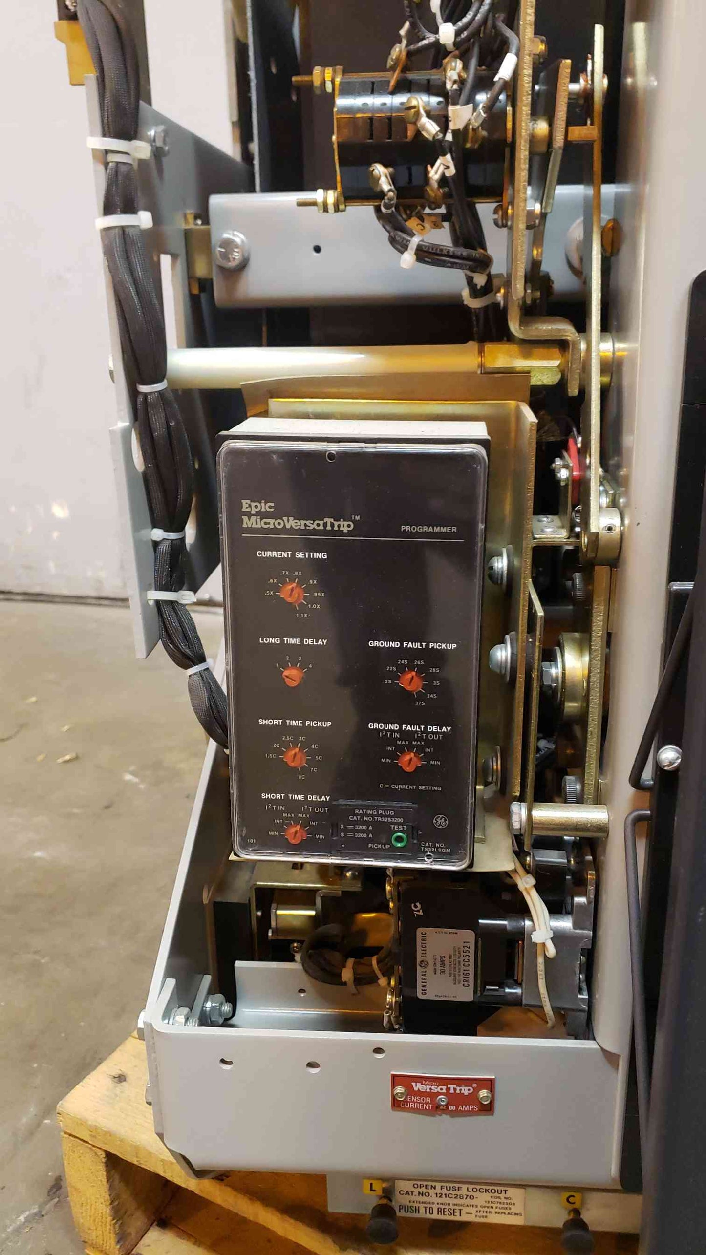 3200 GE Low Voltage Breaker AKR-8D-75-1 3200A MicroVersaTrip TR3253200 (SKU:14492AA)
