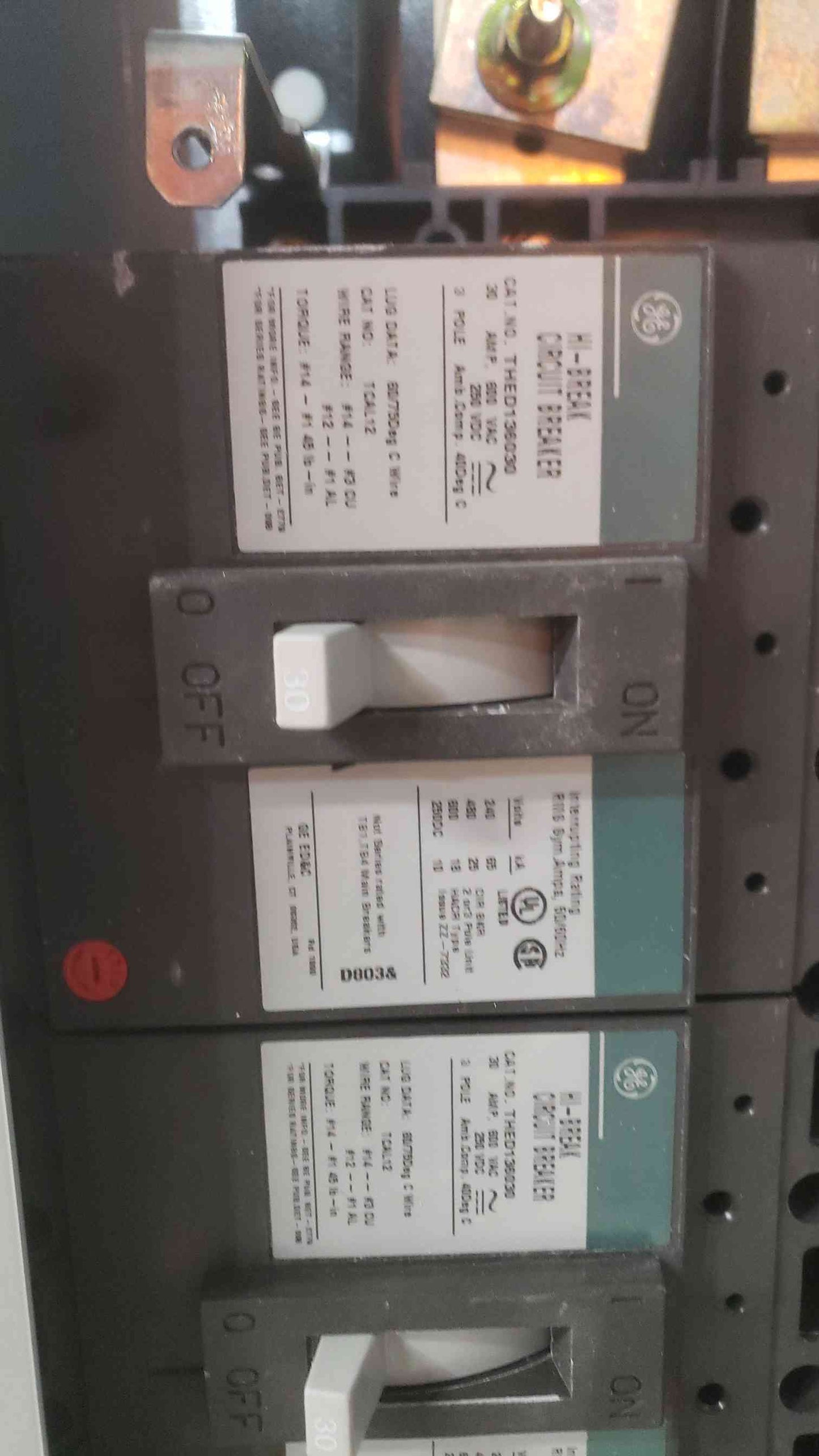 GE A-Series Panelboard 400A 480V Main & 7 Distribution - no inner panel