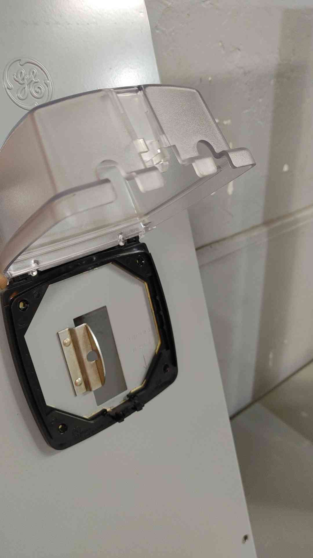 GE 150A 2Pole Enclosed Circuit Breaker w/ Switch Cover(SKU: 112473)