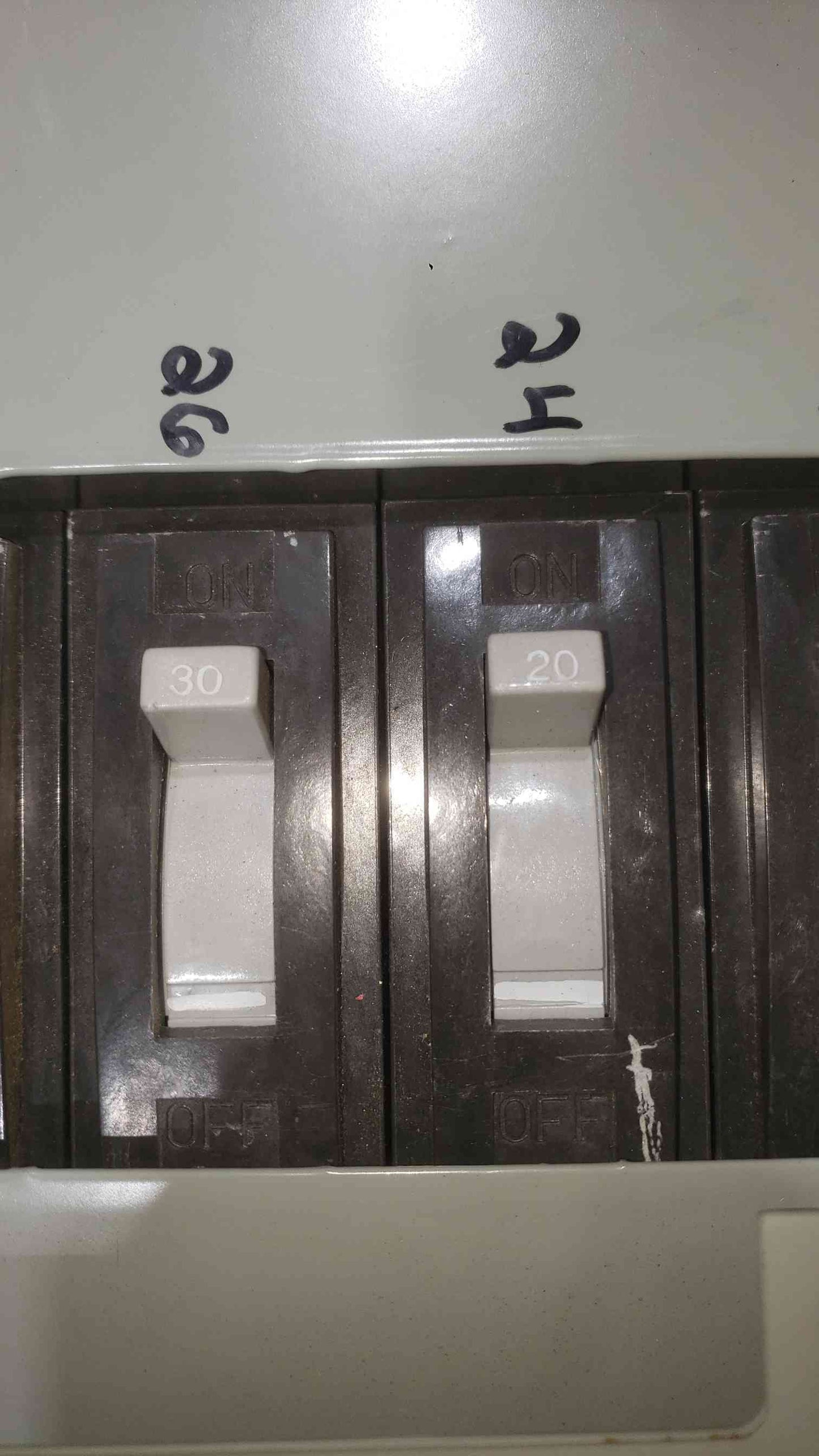 GE 225A 480Y/277 3PH 4W Panelboard 28 Breakers & Main (SKU: 112629)