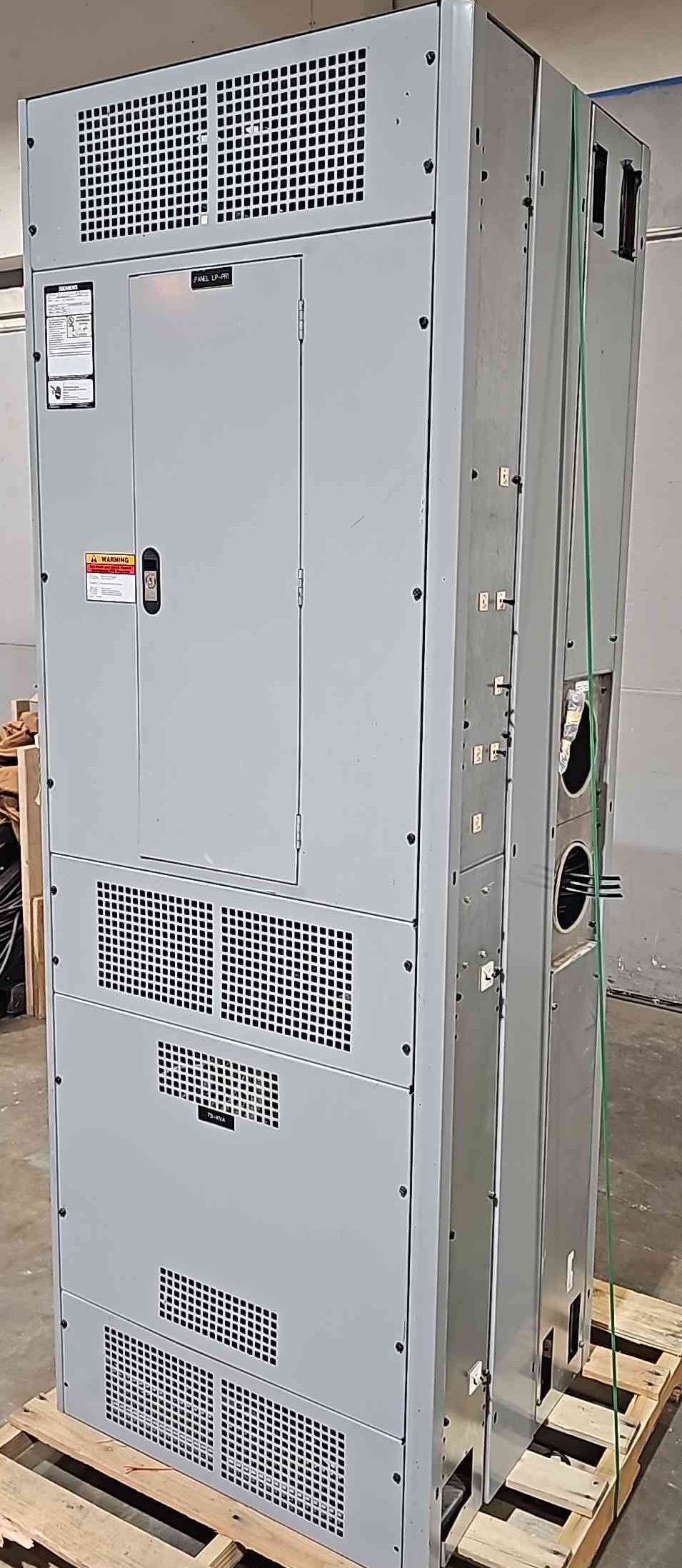 75KVA Hammond Transformer 480v x 480Y/277v w/ Integrated Siemens 208/120v HCB Panelboard (112757)