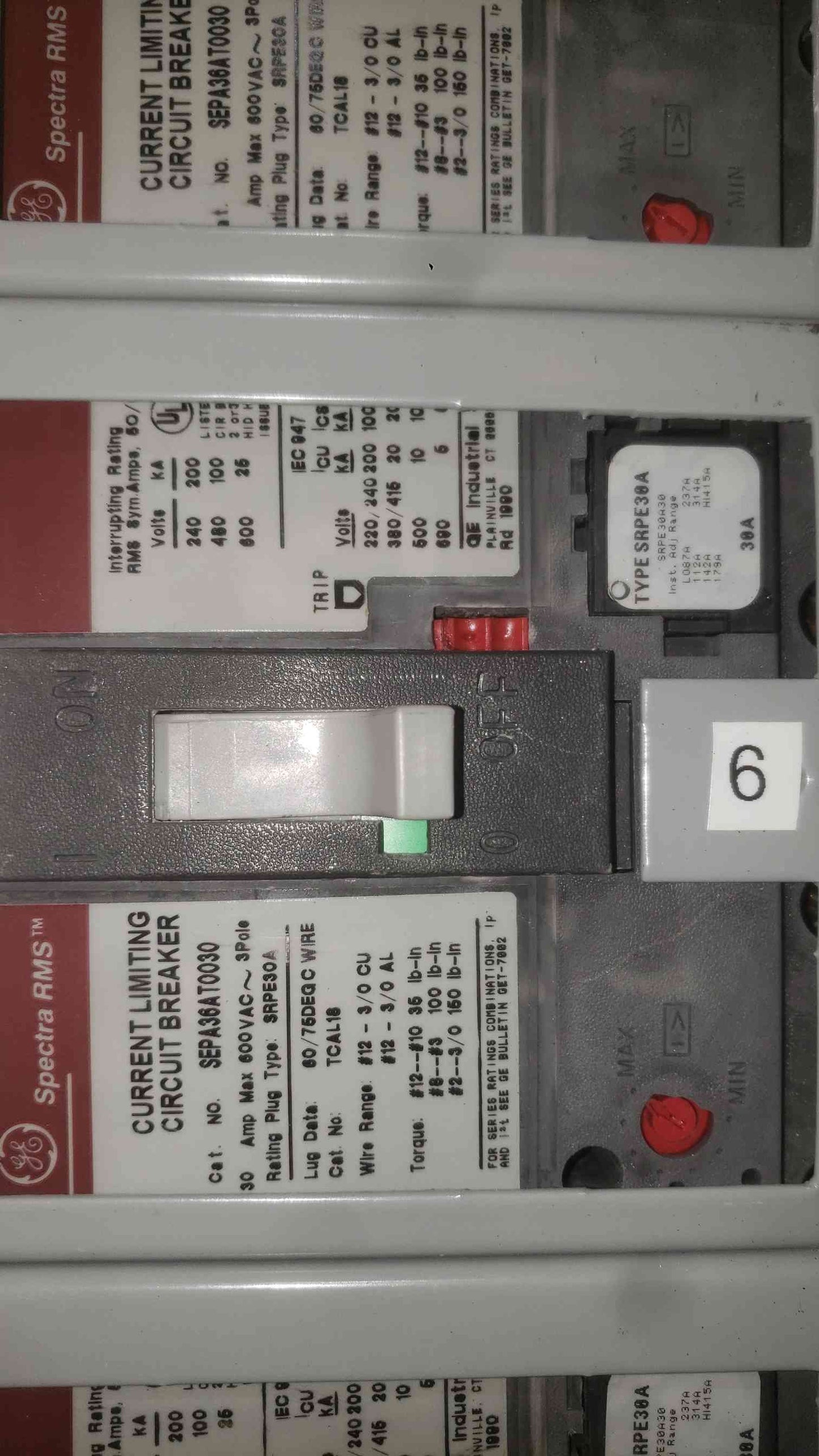 GE Spectra Series 600A 480V Panelboard w/ 20x SEPA36AT0030 30A 3-Pole Breakers