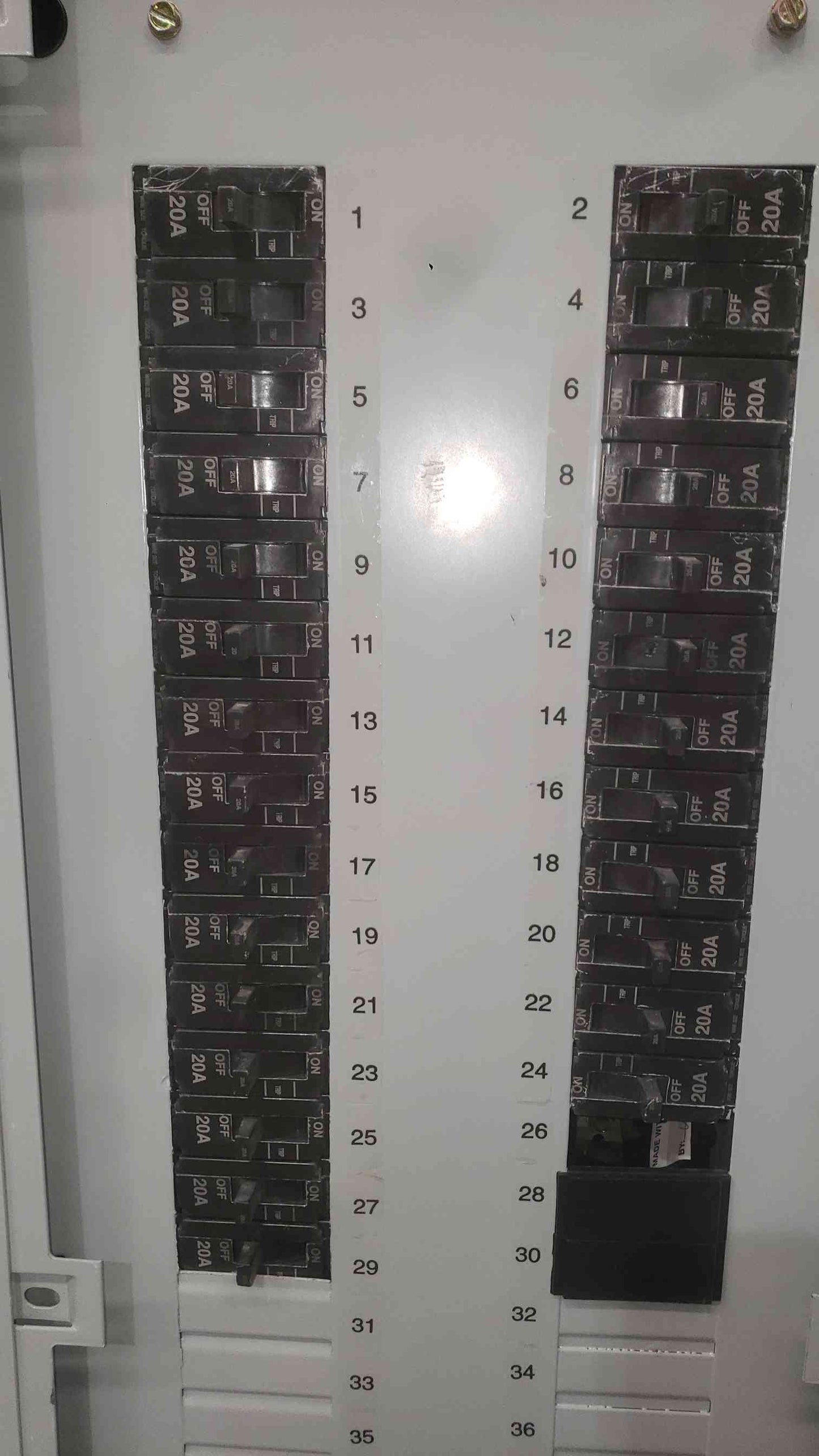 GE A-Series II 225A 480Y/277V 3 Phase Panelboard AEF3421KBX w/ 27x 20A Breakers