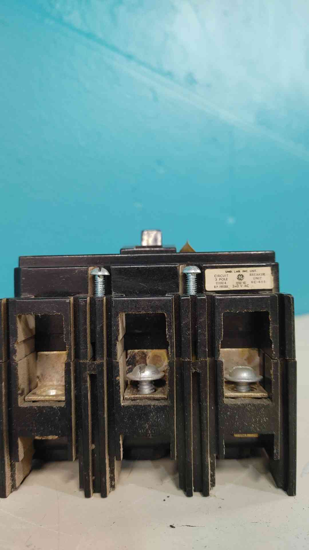 GE TE13100 100 Amp 3 Pole Circuit Breaker TE Frame TE3100 100A 240V General Elec