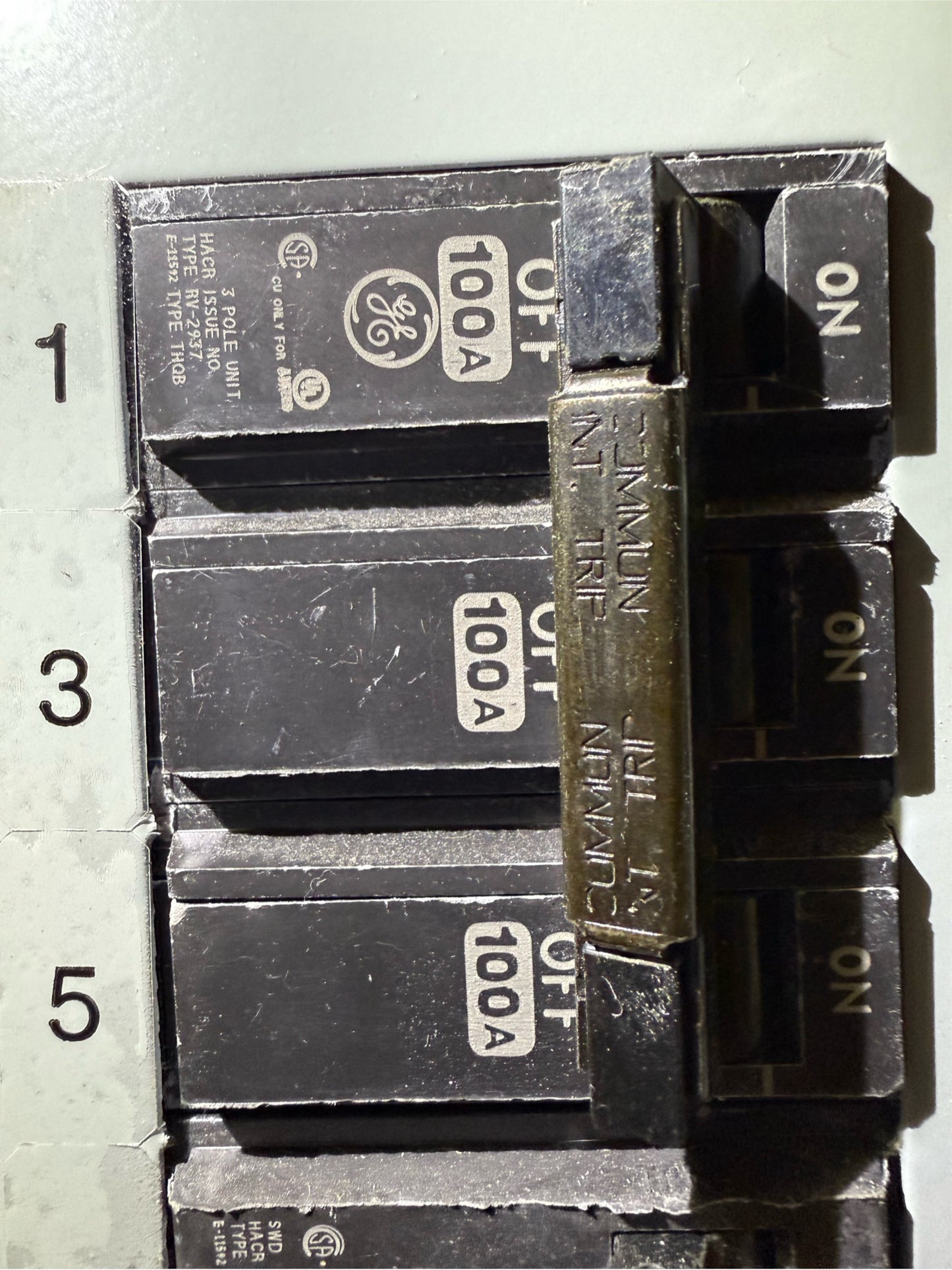 GE A-Series II Panelboard 26 Breaker AF43S 208Y/120V 3ph 4-Wire 225A (SKU: 109996)