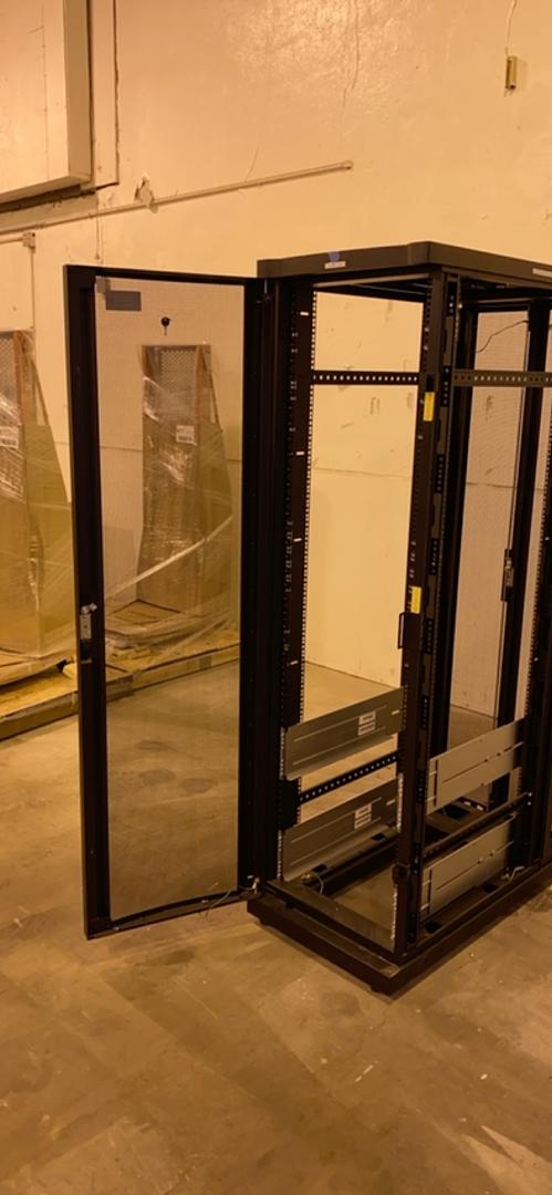APC AR2101BLK AR2100 NetShelter Cabinet Server Rack