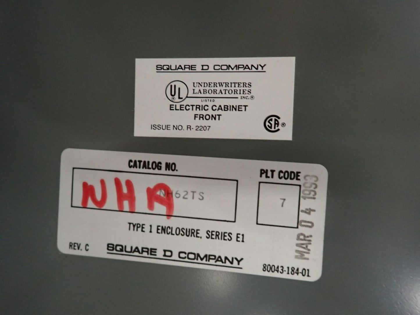 Square D 225A NEHB NEHB-424-2SF3125, 225A, 480Y/277V, 3PH Panelboard w/ Circuit Breakers & 2 Mains