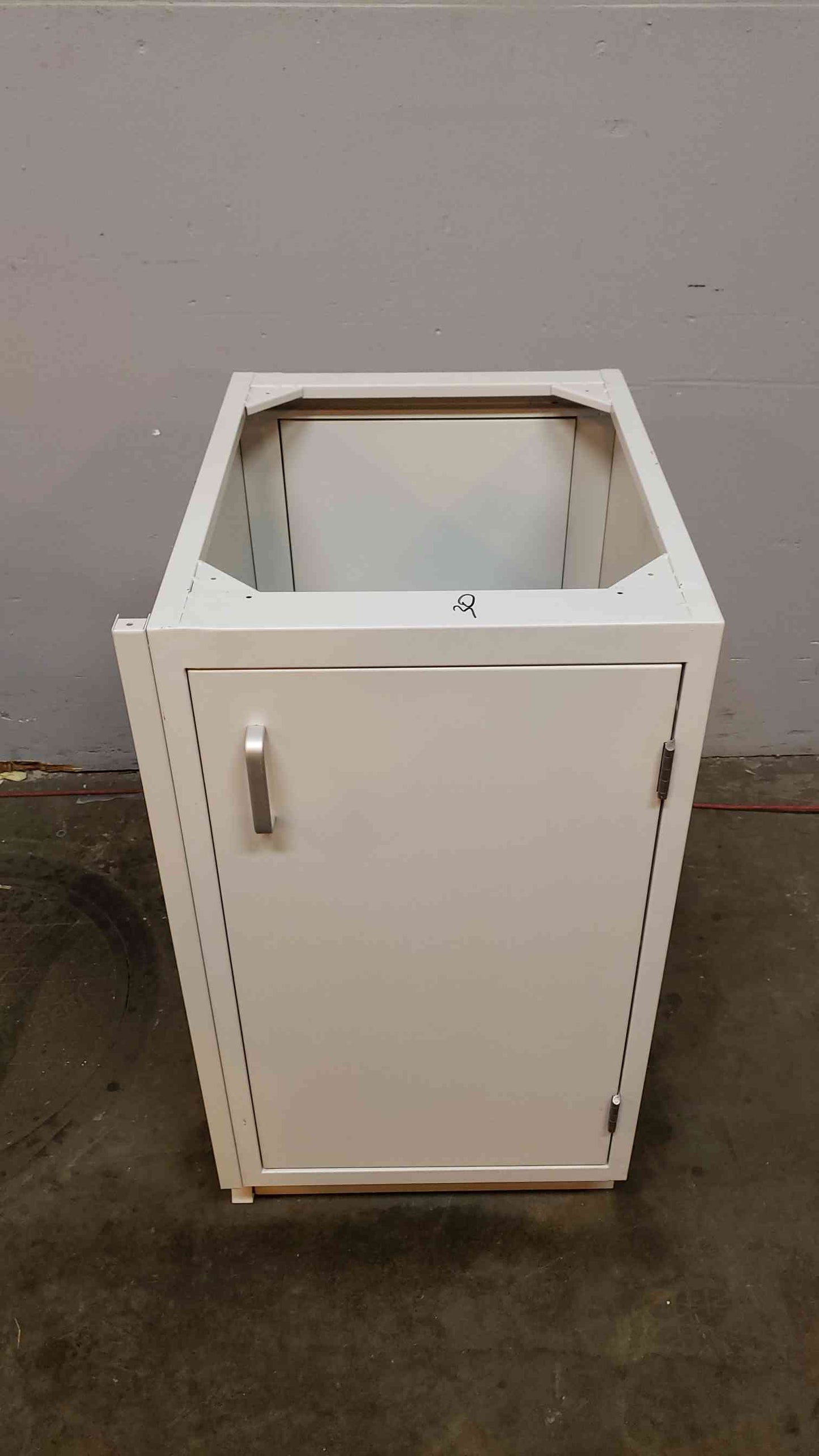 18x22x35 White Casework(100398)