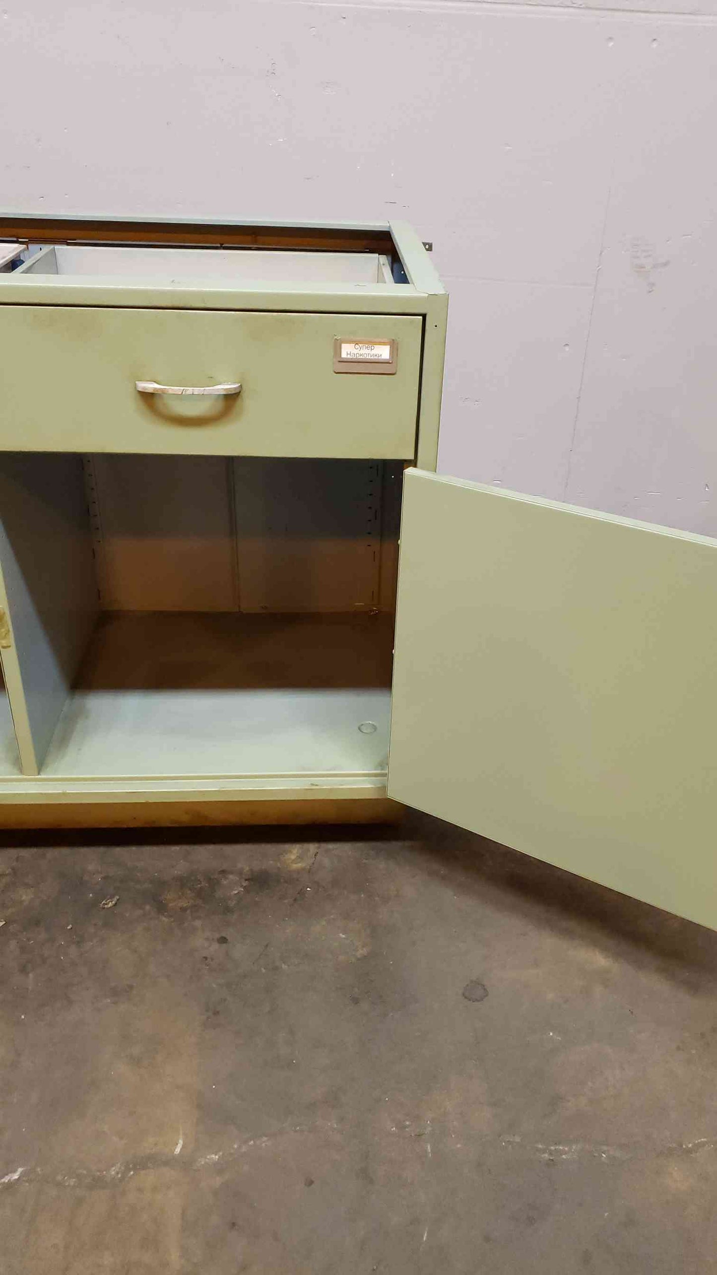 4' Green Kewaunee Casework W/ 2 Doors 2 Drawers(100998)