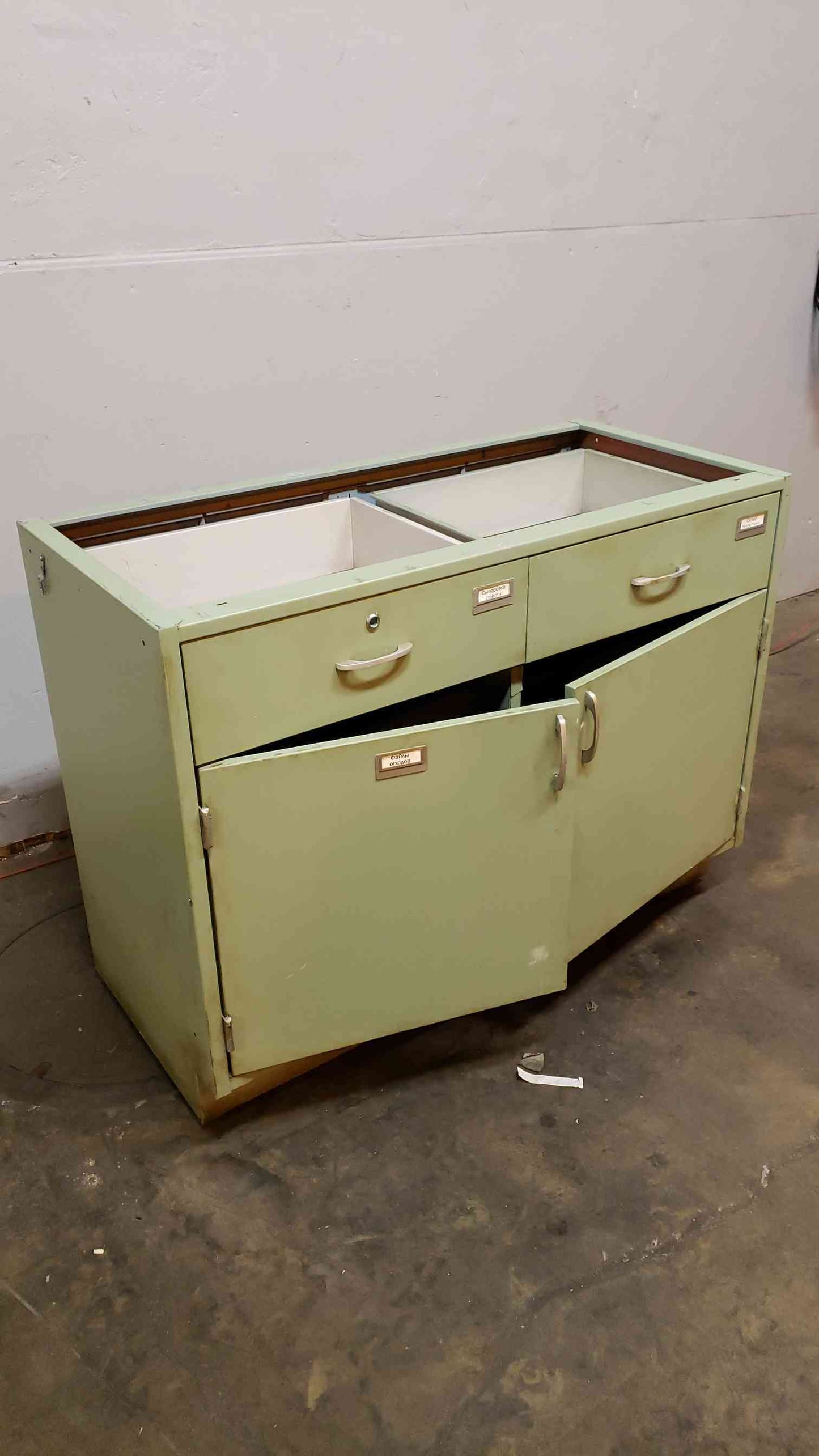 4' Green Kewaunee Casework W/ 2 Doors 2 Drawers(100998)
