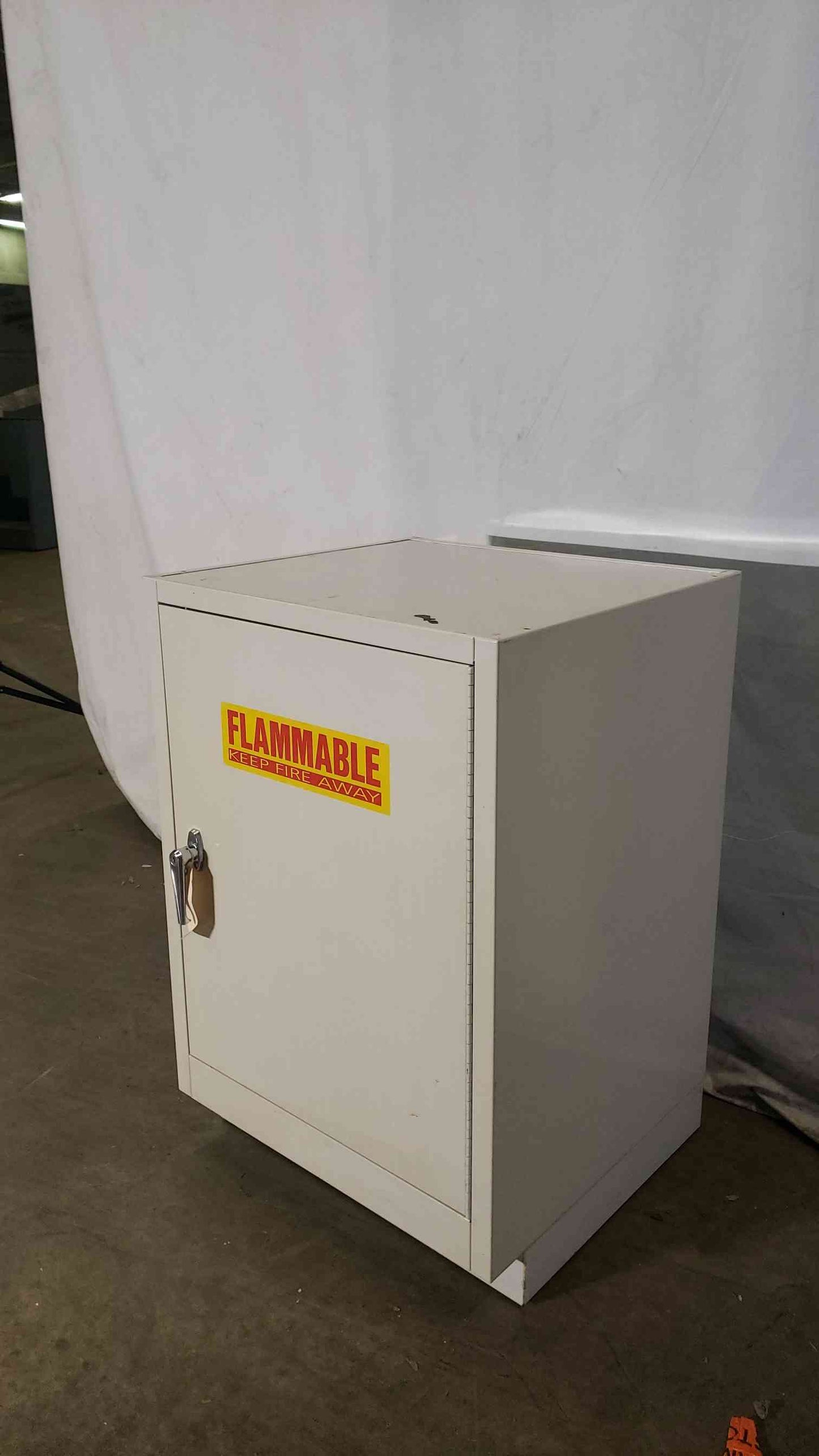 24x22x35 1 Door Flammable Cabinet(100247)