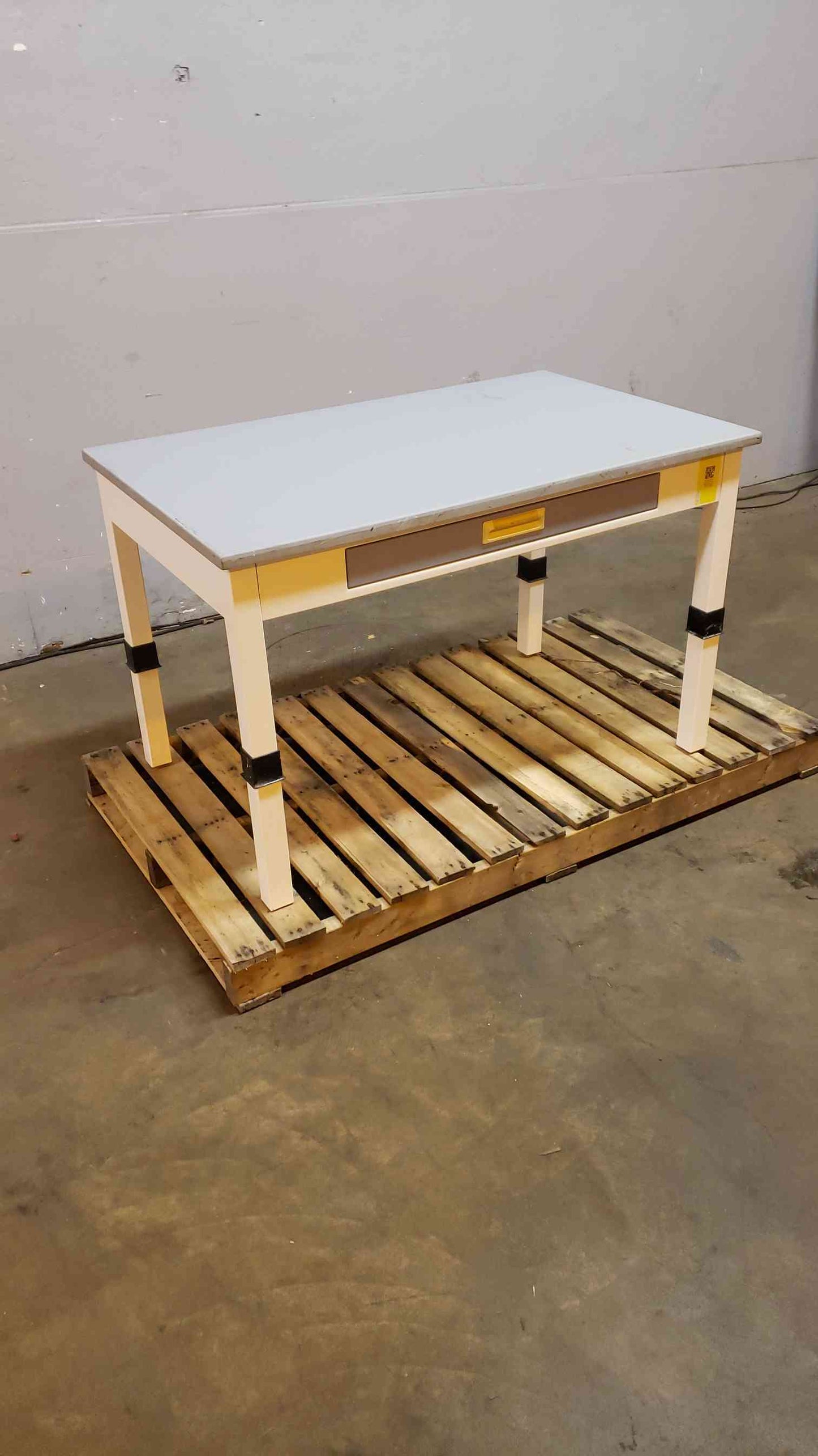 4' Fisher Hamilton Sitting Height Lab Table Drawer & Chem Resistant Top (SKU: 4576AA)(4576AA)