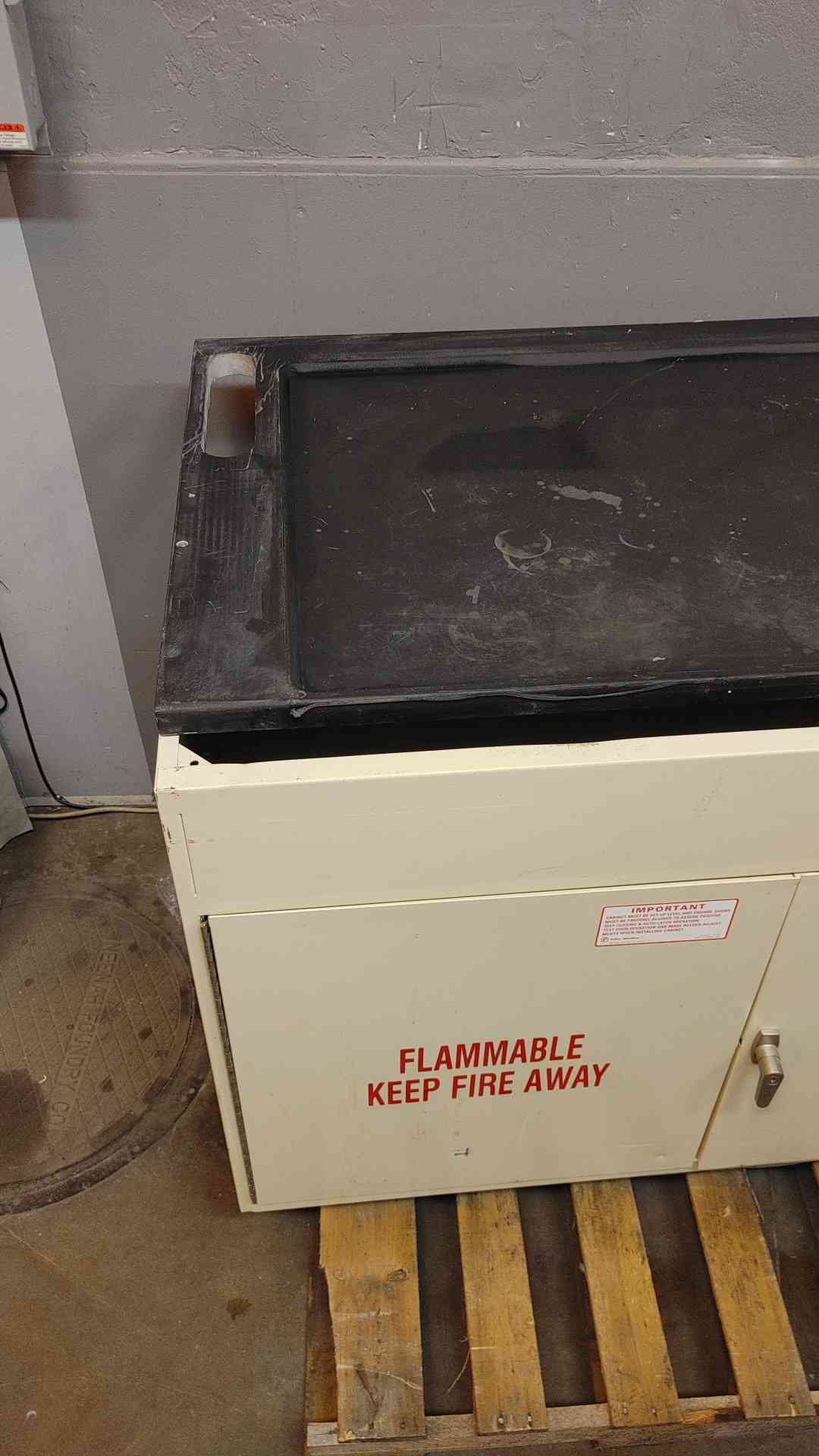 4' Flammable Cabinet W/ Countertop (3619AA)(3619AA)