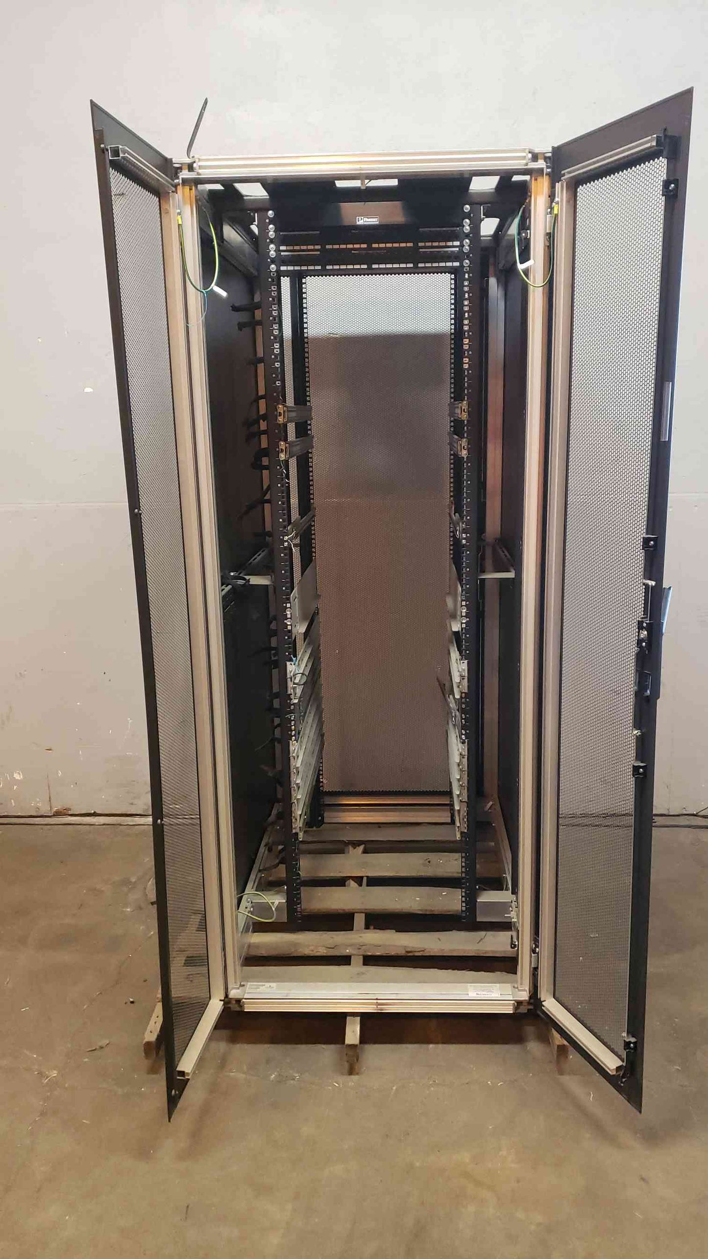 Emerson Extra Wide Server Cabinet Rack 49x32x79 Fully Enclosed (SKU: S6LLST11084)