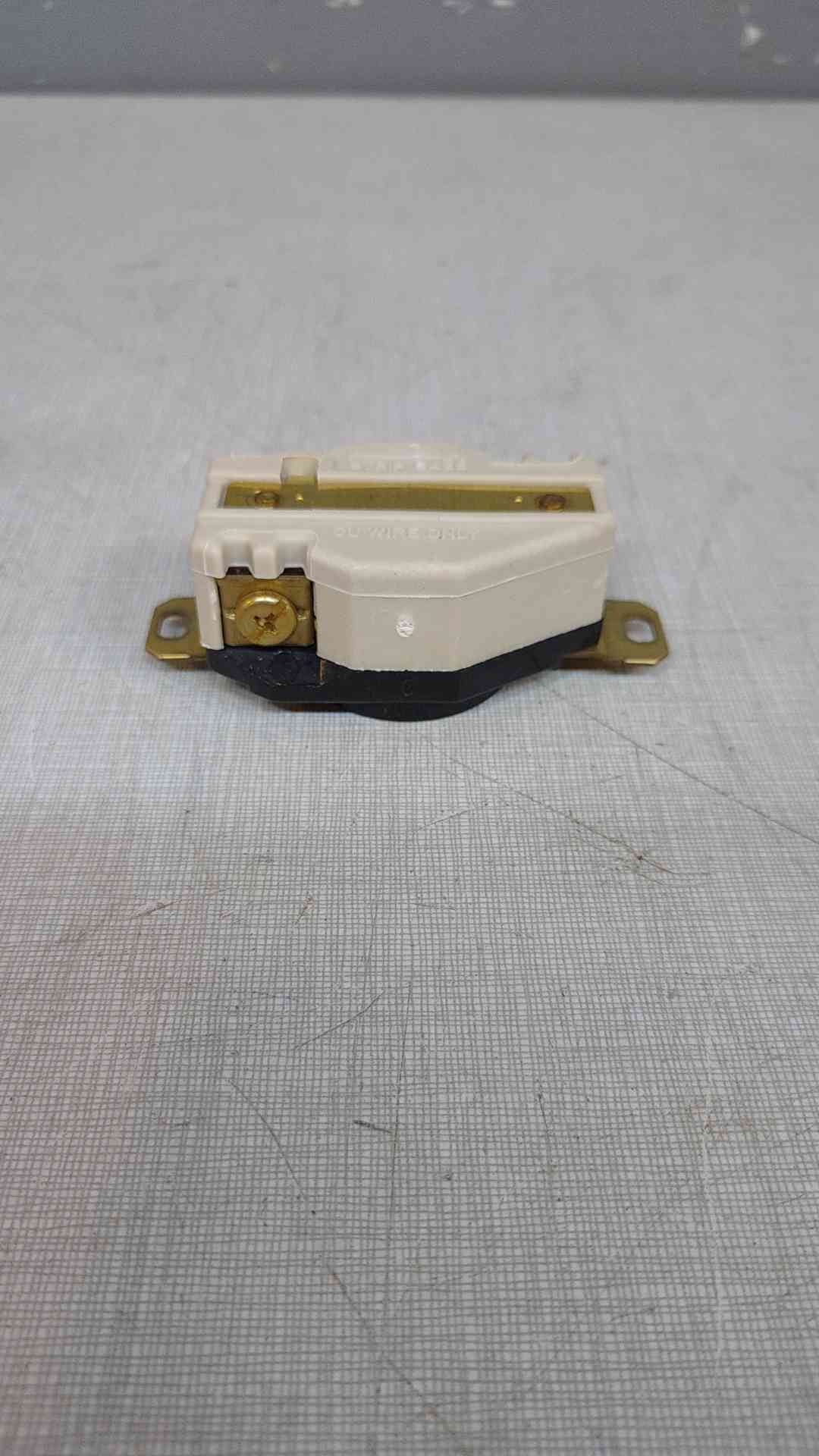 Box Of 12  Hubbell Twist-Lock Receptacle 30A 250VAC 2 Pole HBL2620 (SKU:101639)(101639)