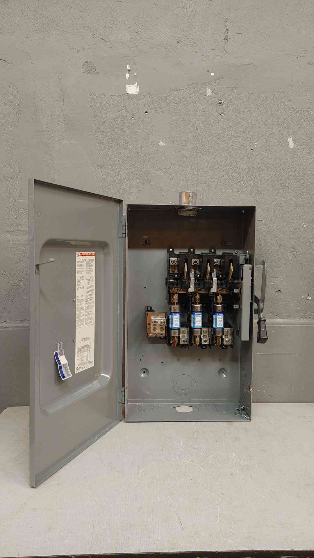 Square D General Duty Safety Switch Fusible Interruptor 200A 240VAC D324N(104041)