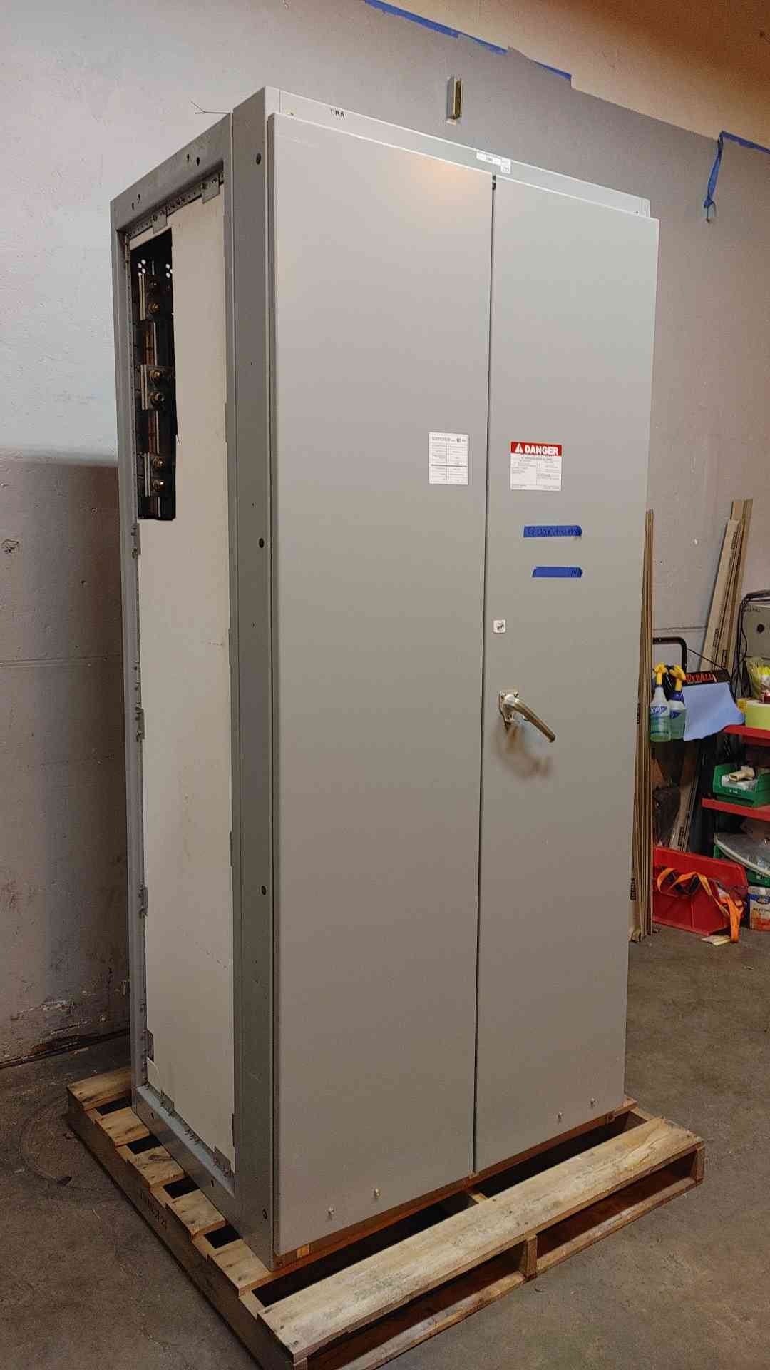 GE Spectra Series 2000A 3PH 480V 3W Breaker Panelboard 9 Breaker + Main + Surge