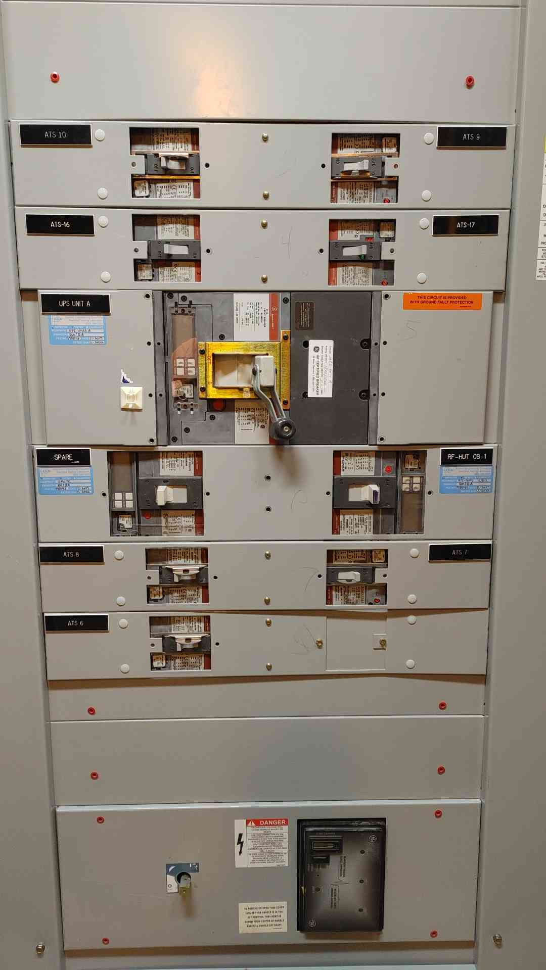 GE Spectra Series 2000A 3PH 480V 3W Breaker Panelboard 9 Breaker + Main + Surge