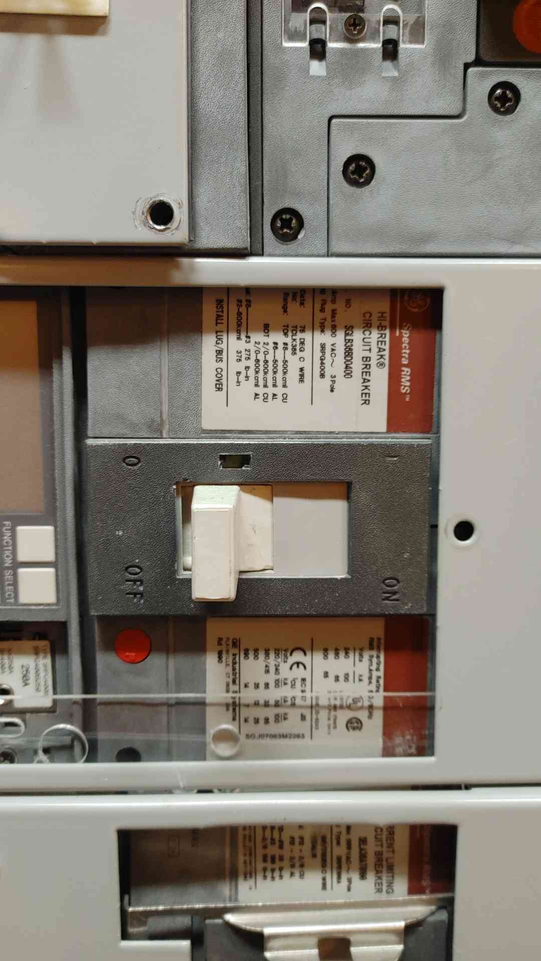 GE Spectra Series 2000A 3PH 480V 3W Breaker Panelboard 9 Breaker + Main + Surge