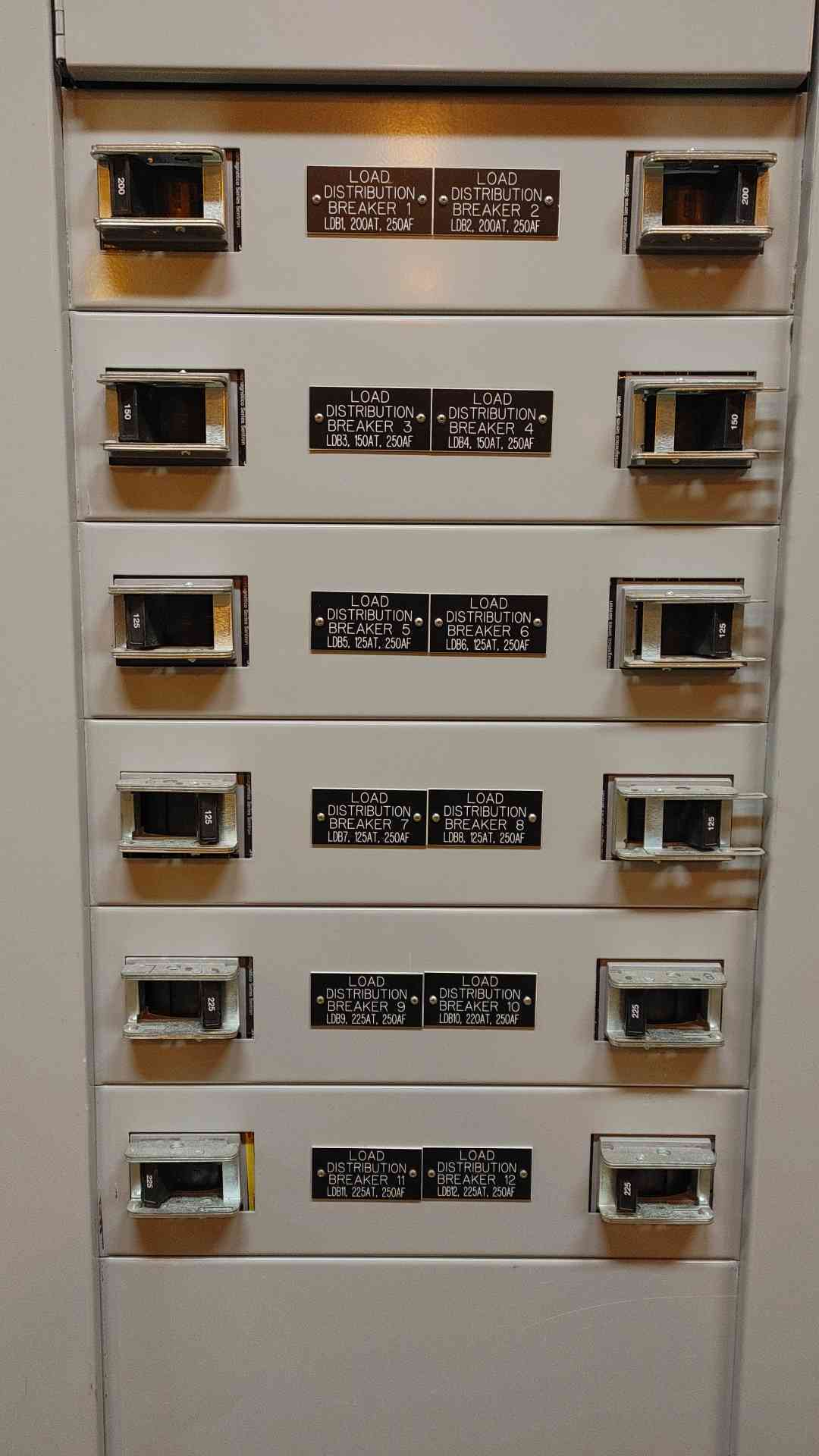 1000A Siemens Switchboard 480Y/277V 3PH/3W 3x 1000A Mains 12x Distribution 4x 300A Sub Feeds