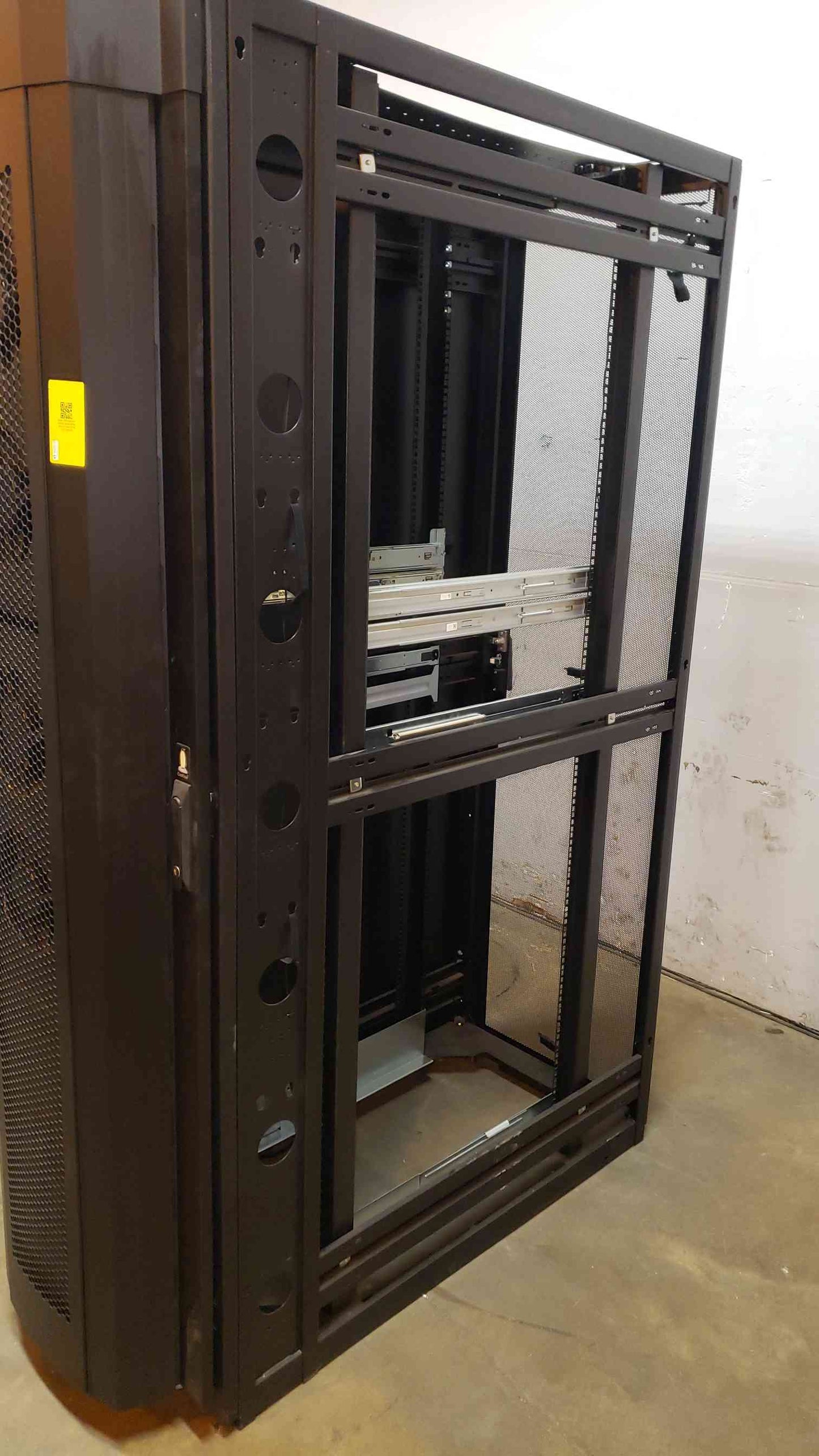 IBM Opticool Rolling Server Rack 7014-T42 Front Door Cooling 10KW R134 1 Side In-Row (108129)