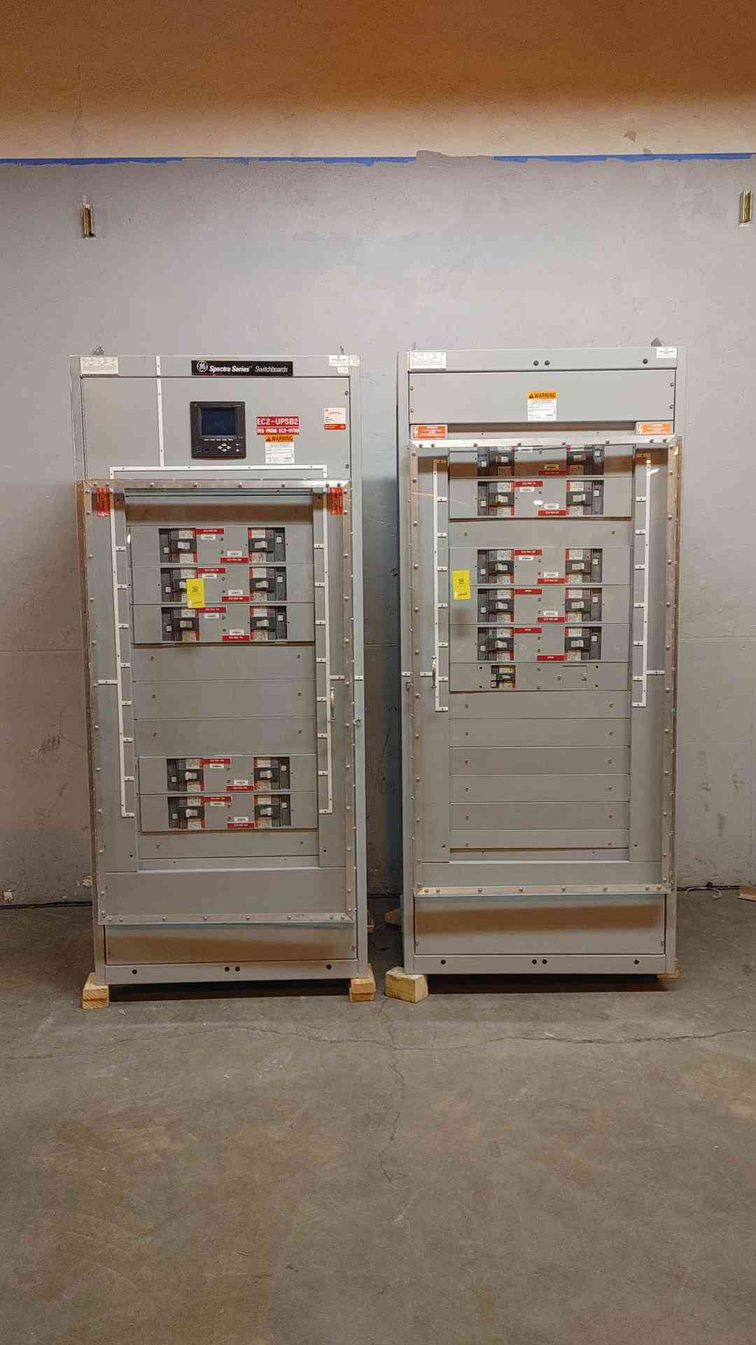 2000A GE Spectra Series Switchboard 2 Section w/ Meter 20 Breaker Distribution 480v Plexiglass doors