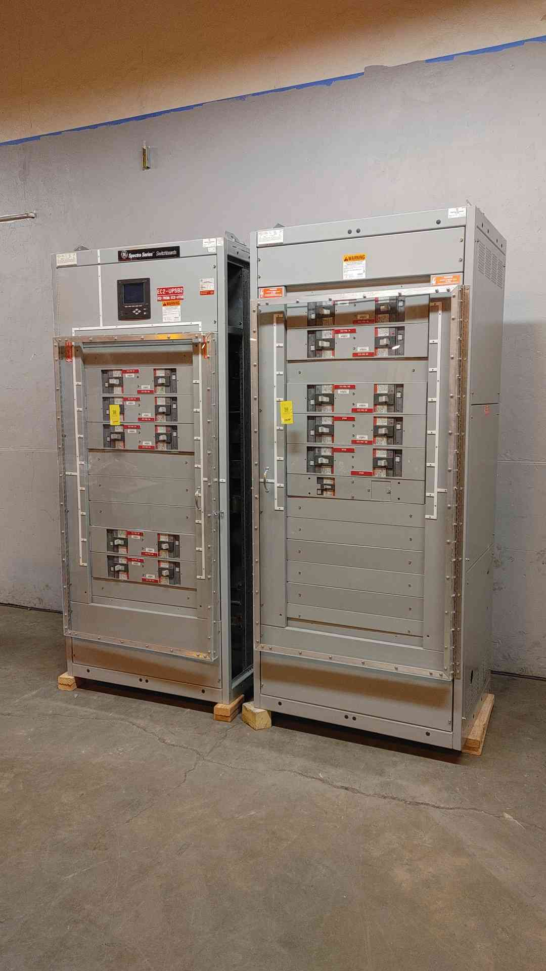2000A GE Spectra Series Switchboard 2 Section w/ Meter 20 Breaker Distribution 480v Plexiglass doors
