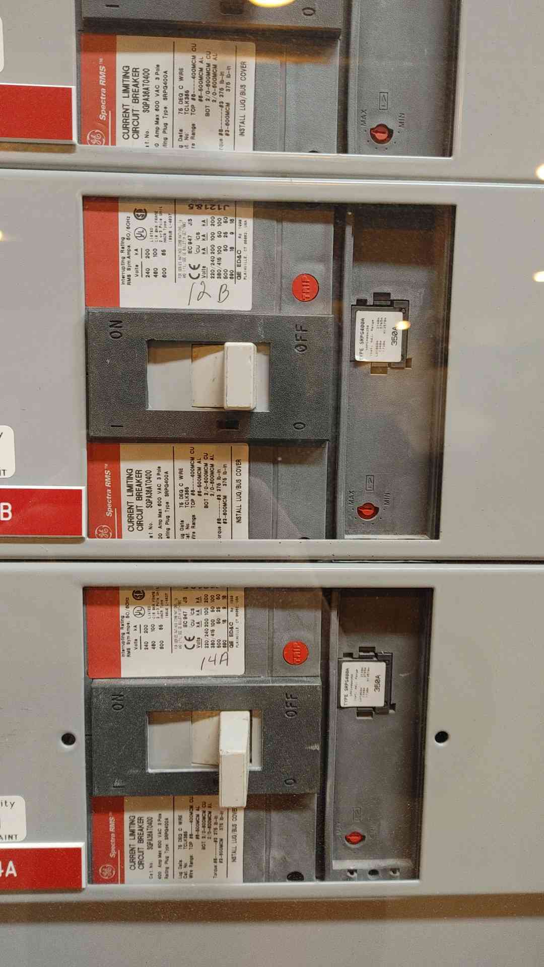 2000A GE Spectra Series Switchboard 2 Section w/ Meter 20 Breaker Distribution 480v Plexiglass doors
