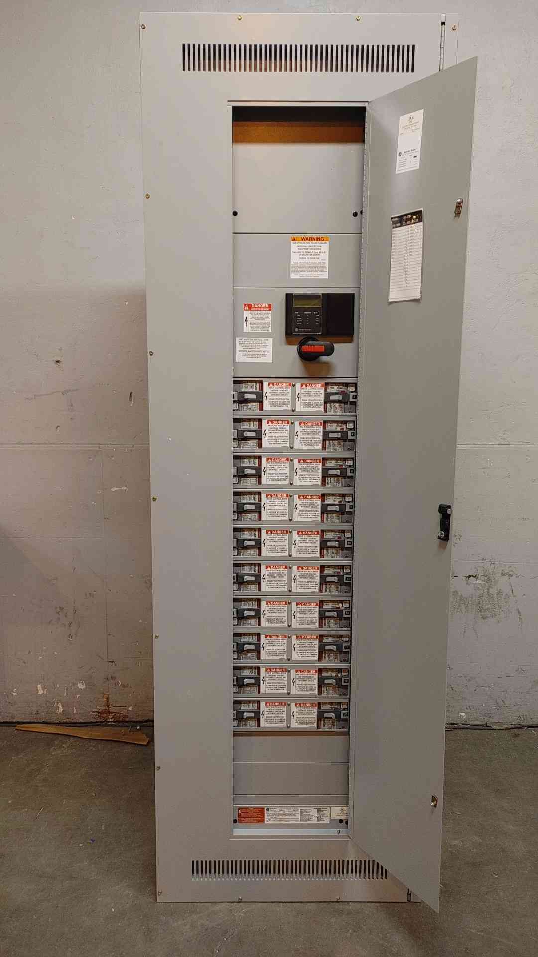 GE Spectra 480V 600 Amp 3 PH Panelboard 20 Breaker SEPA36AT0030 & Meter (108930)