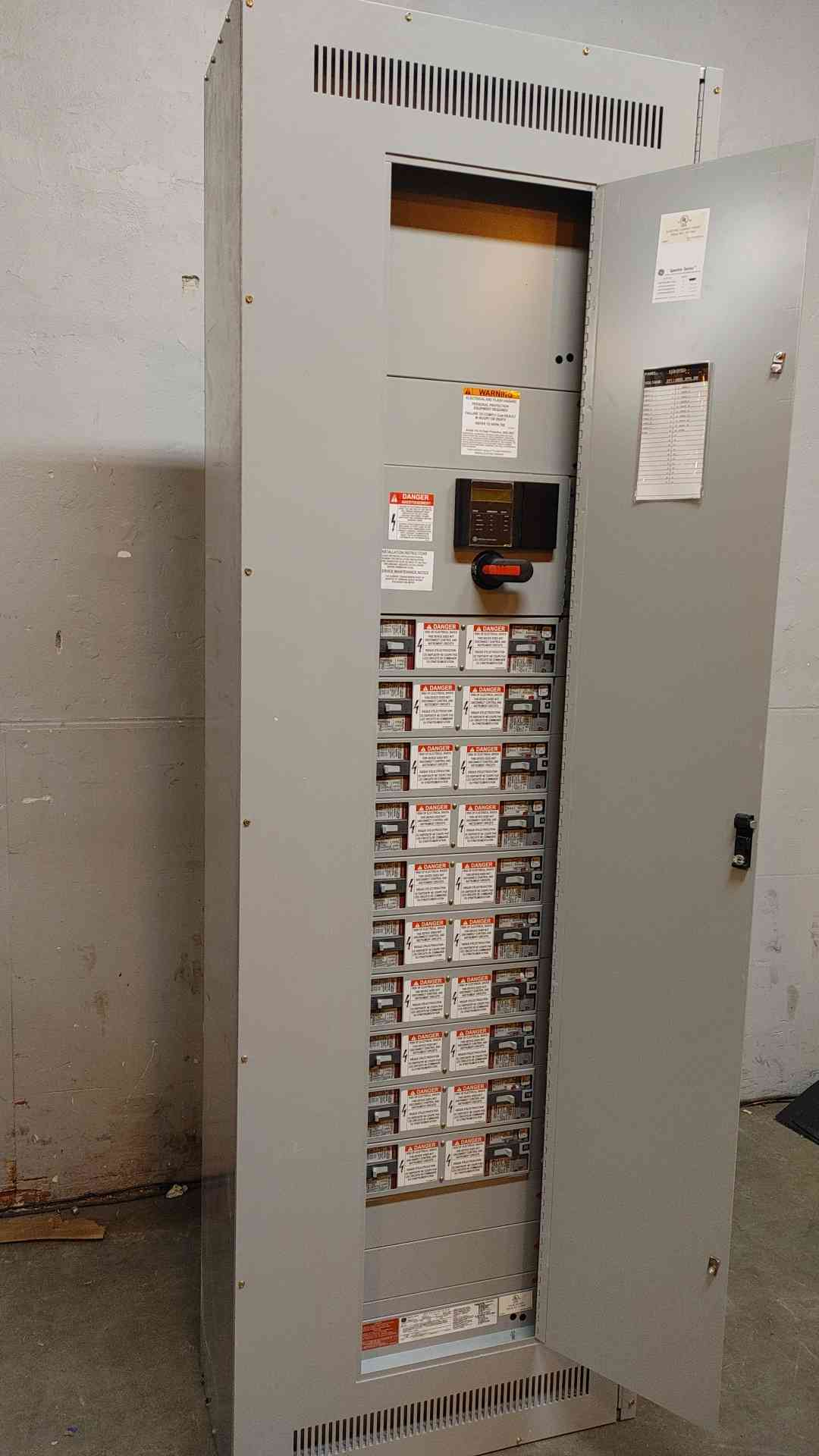 GE Spectra 480V 600 Amp 3 PH Panelboard 20 Breaker SEPA36AT0030 & Meter (108930)