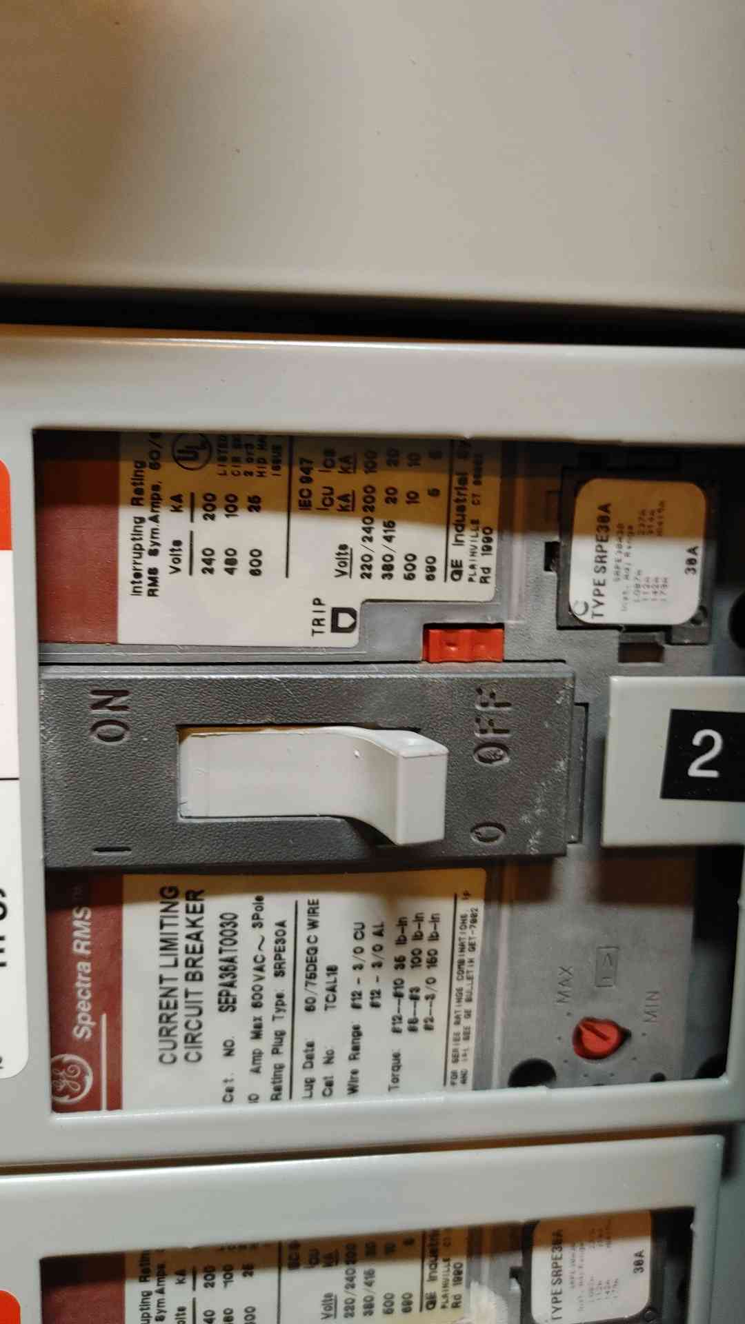 GE Spectra 480V 600 Amp 3 PH Panelboard 20 Breaker SEPA36AT0030 & Meter (108930)